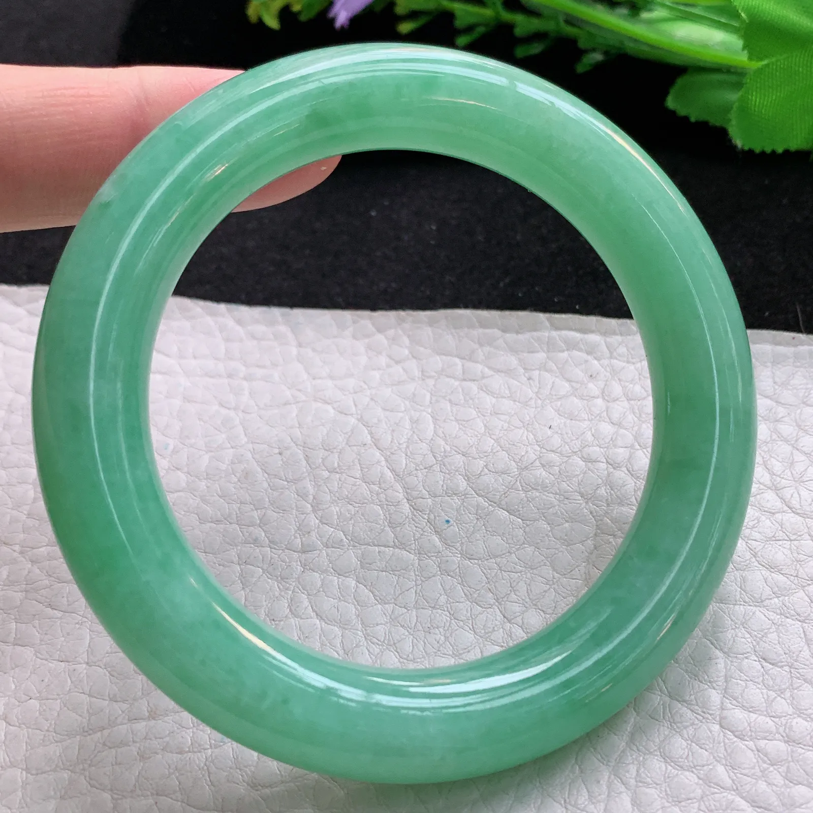 nr自然光56*11.3美人镯 翡翠a货玉手镯满绿高雅圆条玉手环