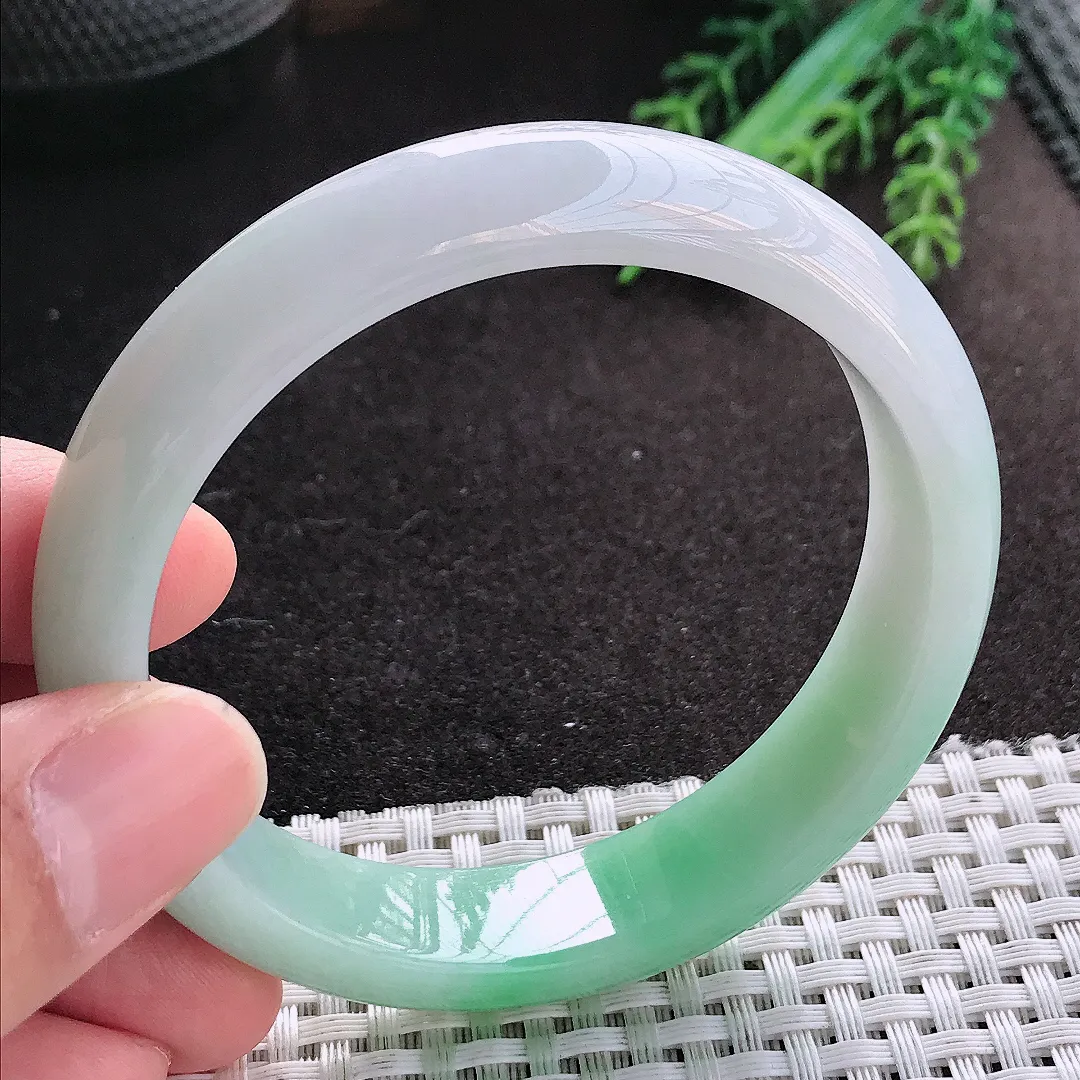 天然A货翡翠58/13.7/7.8老坑冰润飘绿手镯宽边玉镯