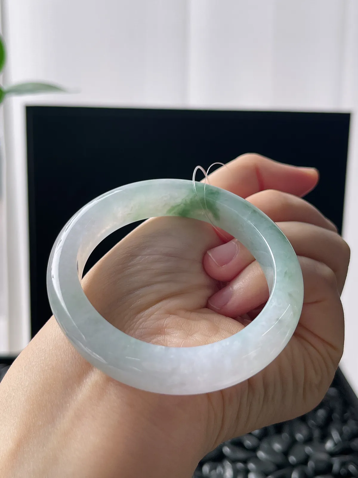 贵妃镯52.5圈口，翡翠冰糯种飘绿手镯