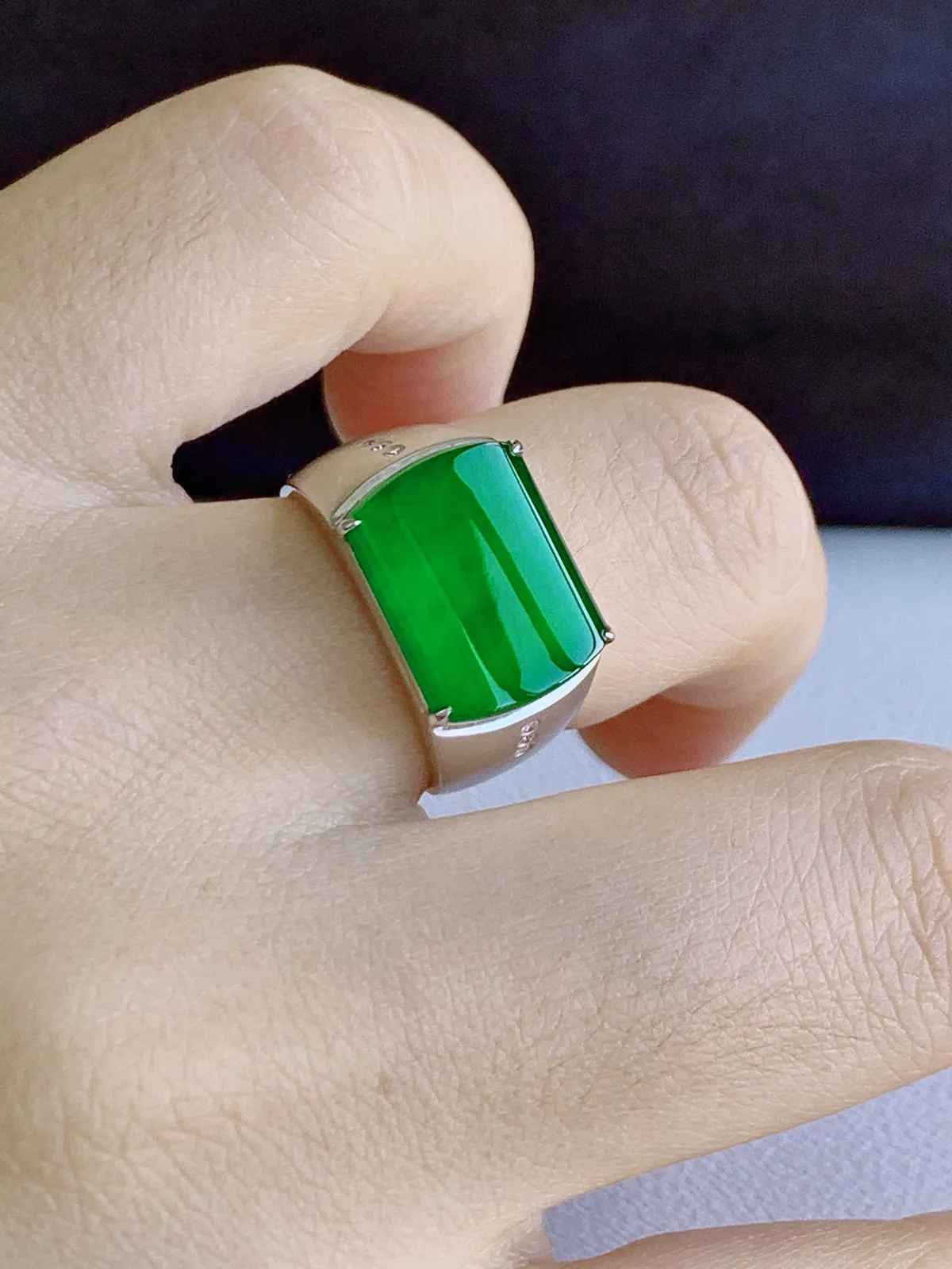 满绿马鞍戒指
尺寸：13.7-10.6-2.4