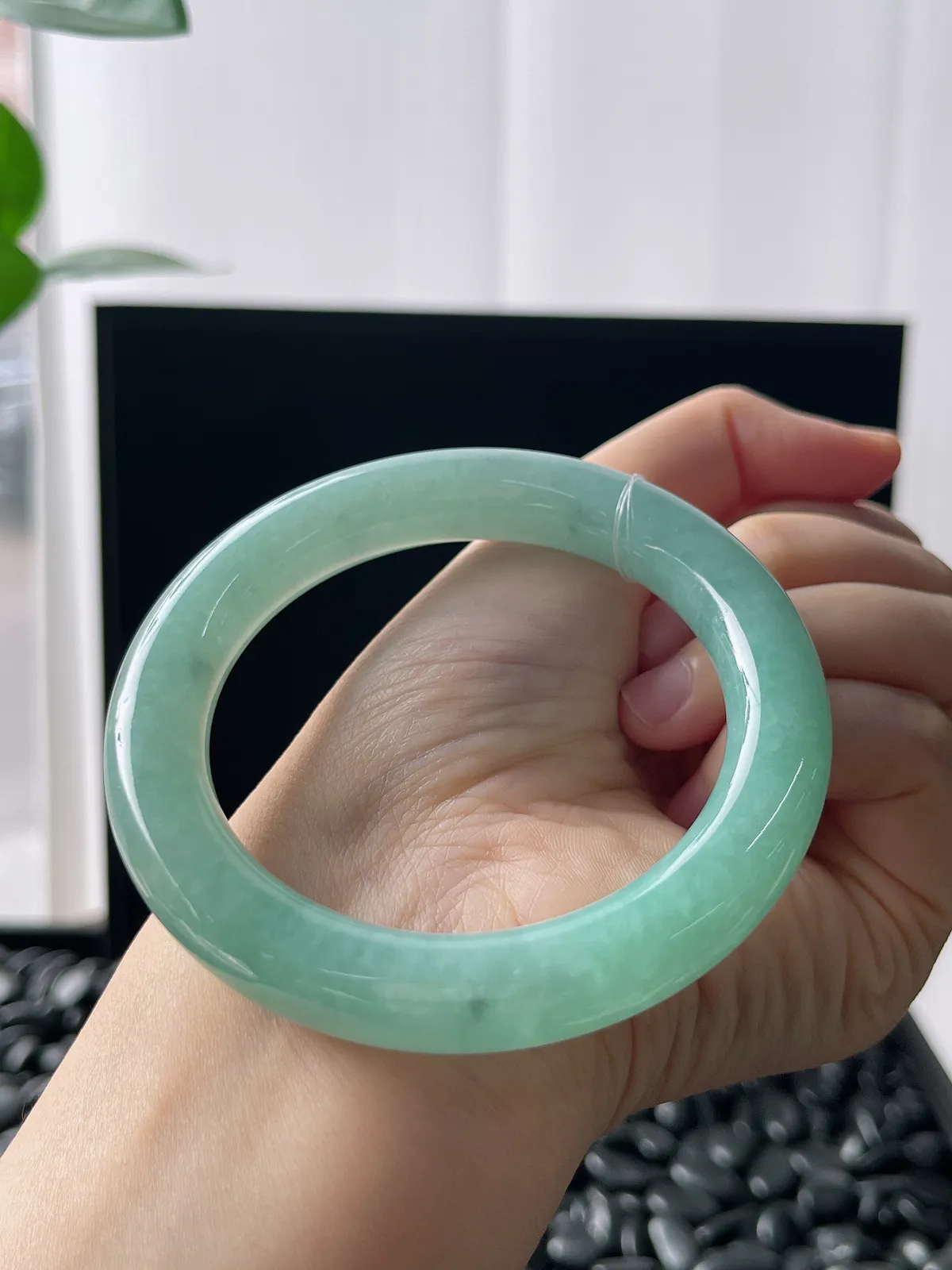 圆镯56圈口，翡翠糯化种淡绿色手镯