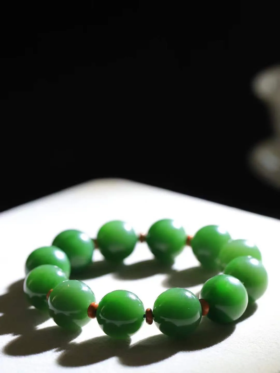 【珠圆玉润.手串】

收藏级臻品️和田玉碧玉珠圆玉润手串 玉质温润细腻  整串打磨圆润，佩戴舒适。珠珠落玉盘，间关莺语花底滑，一生美好时光，无论身在何处，都有它相伴相守。事事顺遂，幸福美满，吉祥如意。重95.2克 尺寸取一17.2mm  FDA-22120633