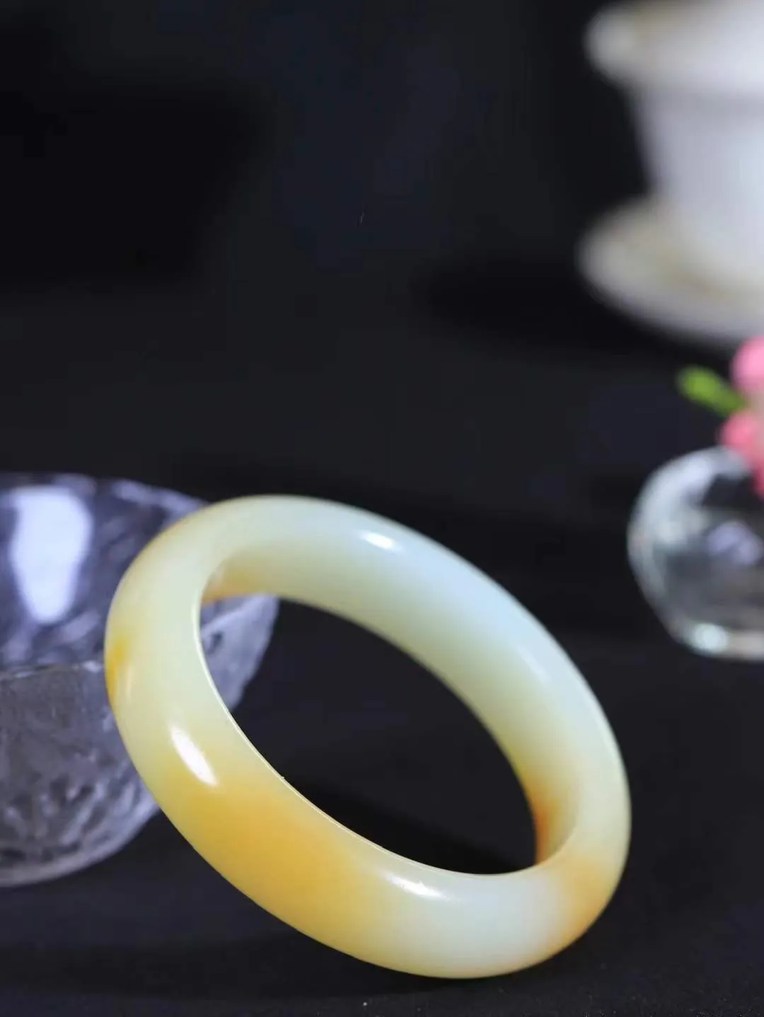 【暖玉生香·手镯】

收藏级和田玉糖白玉手镯，质地油润细腻，色泽高贵典雅，镯型古朴典雅。在诗情画意的雨巷相遇，你是我腕间的一抹风情，有你眸有深情，清风荡漾湖间静水，我愿俯身低眉，在烟波涟漪处，寻你深情倩影。内径54.5mm尺寸15-9mm重65克  69120658A