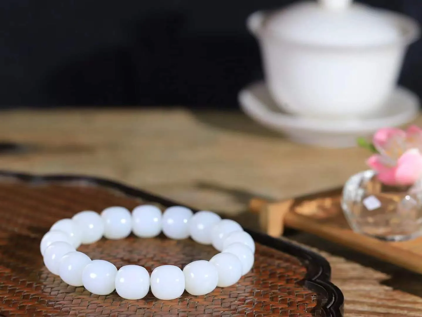 （老型珠.手串）

货头精选  和田玉白玉老型珠手串，玉质细腻油润 饱满光滑 质朴无华，悠远简单，