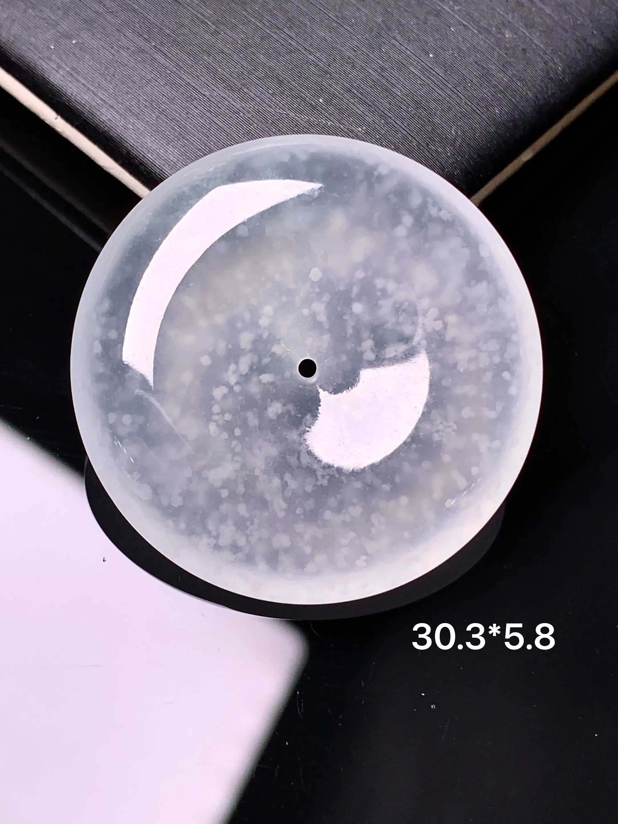 冰种木那料雪花棉平安扣吊坠 玉质细腻 水润亮眼 色泽艳丽 整体尺寸30.3*5.8