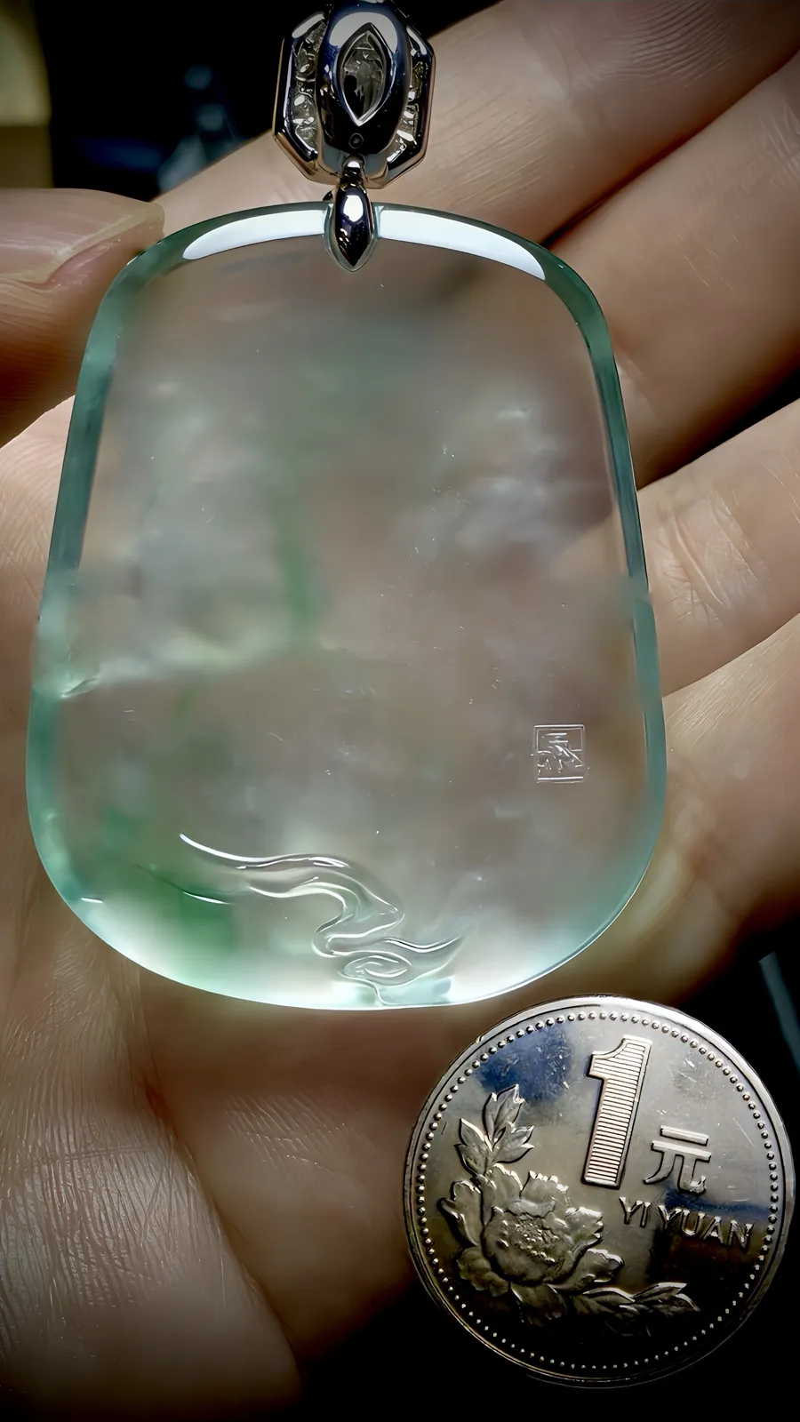 【宁静致远】，山水牌子，
凝一汪清润翡翠，镌千里山水诗意。流云绕峰，扁舟泛水，方寸玉牌间藏尽江南烟霞，皆是东方雅韵的温柔与悠远。
王伟骐玉雕艺术作品，裸石48-37.5-9mm，
18K金，南非钻，34.1g，