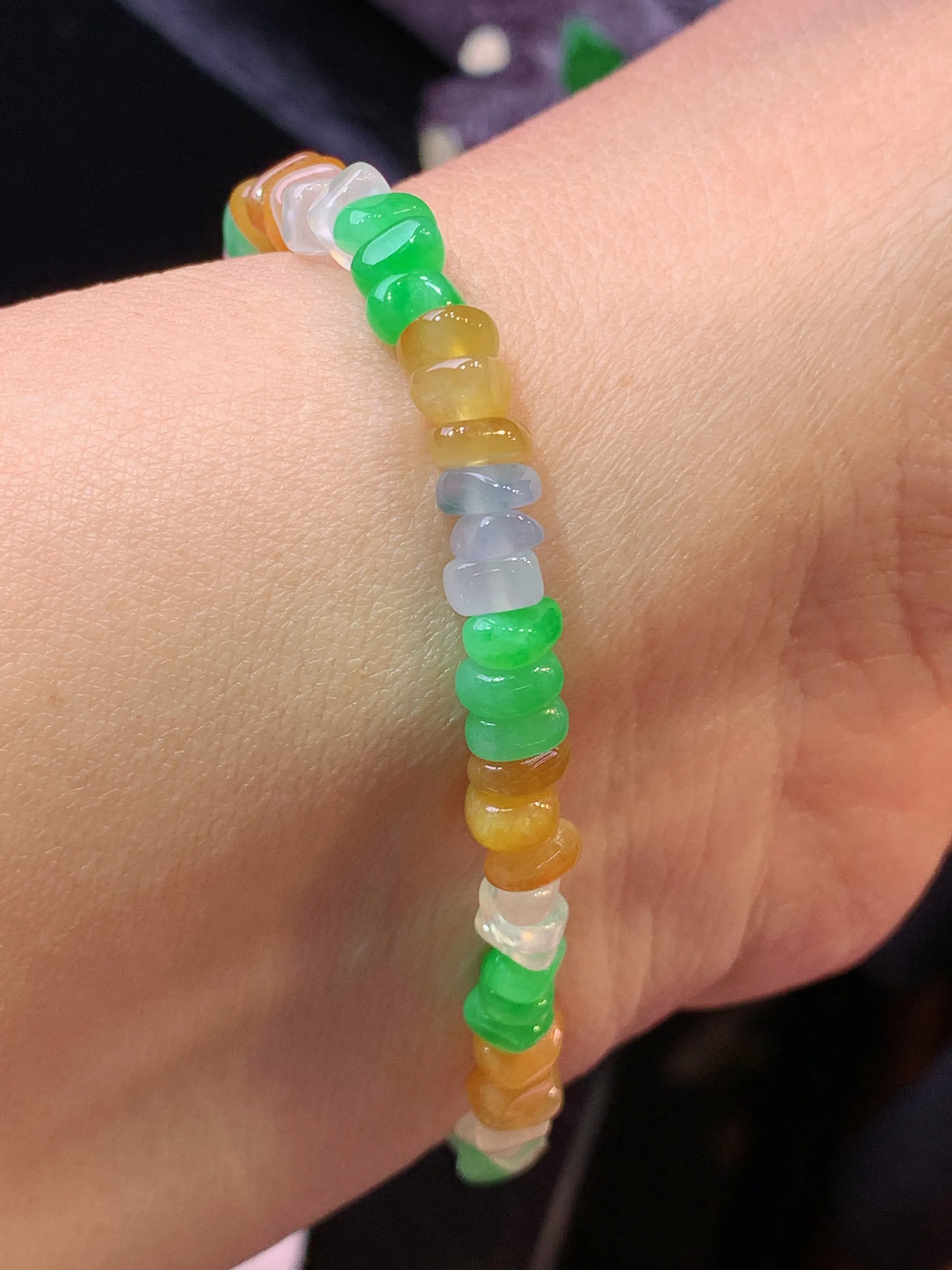 18k金钻镶嵌多宝随形吊坠 玉质细腻 水润亮眼 色泽艳丽 整体尺寸4*3*2.5