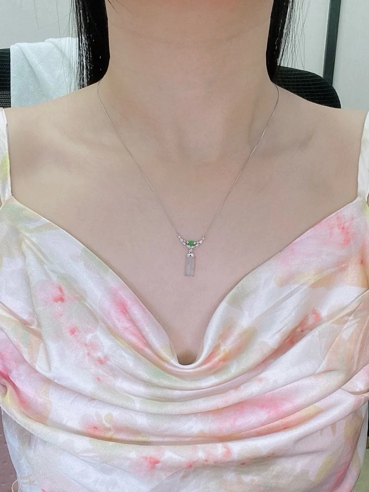 【冰种无事柱】精品，种水上乘，通透闪亮，晶莹剔透。18K金钻镶嵌，裸石尺寸12.2*4.6*3.2毫米