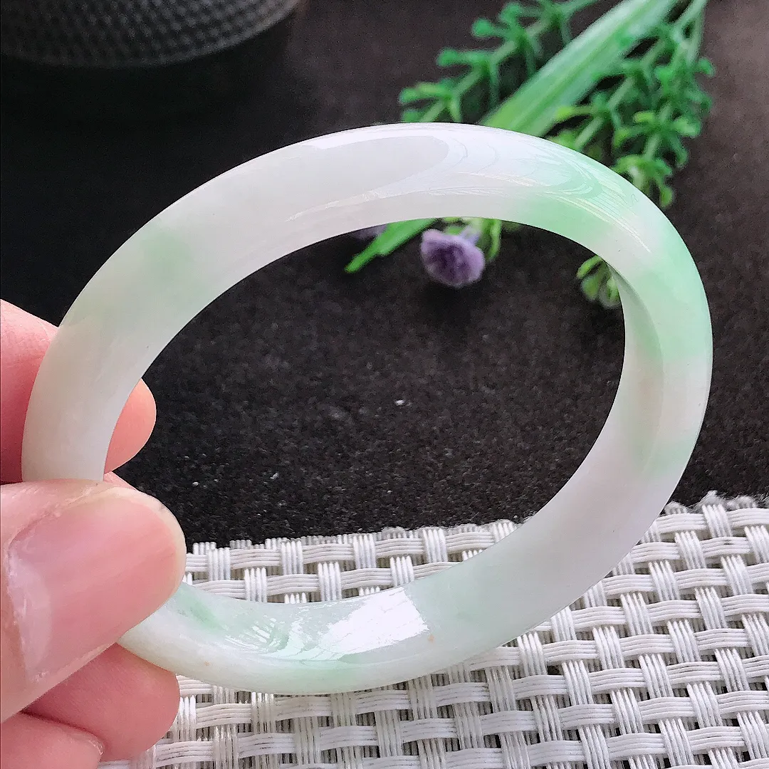 天然A货翡翠54/47.5/10.7/7老坑秀气冰润飘绿贵妃手镯玉镯