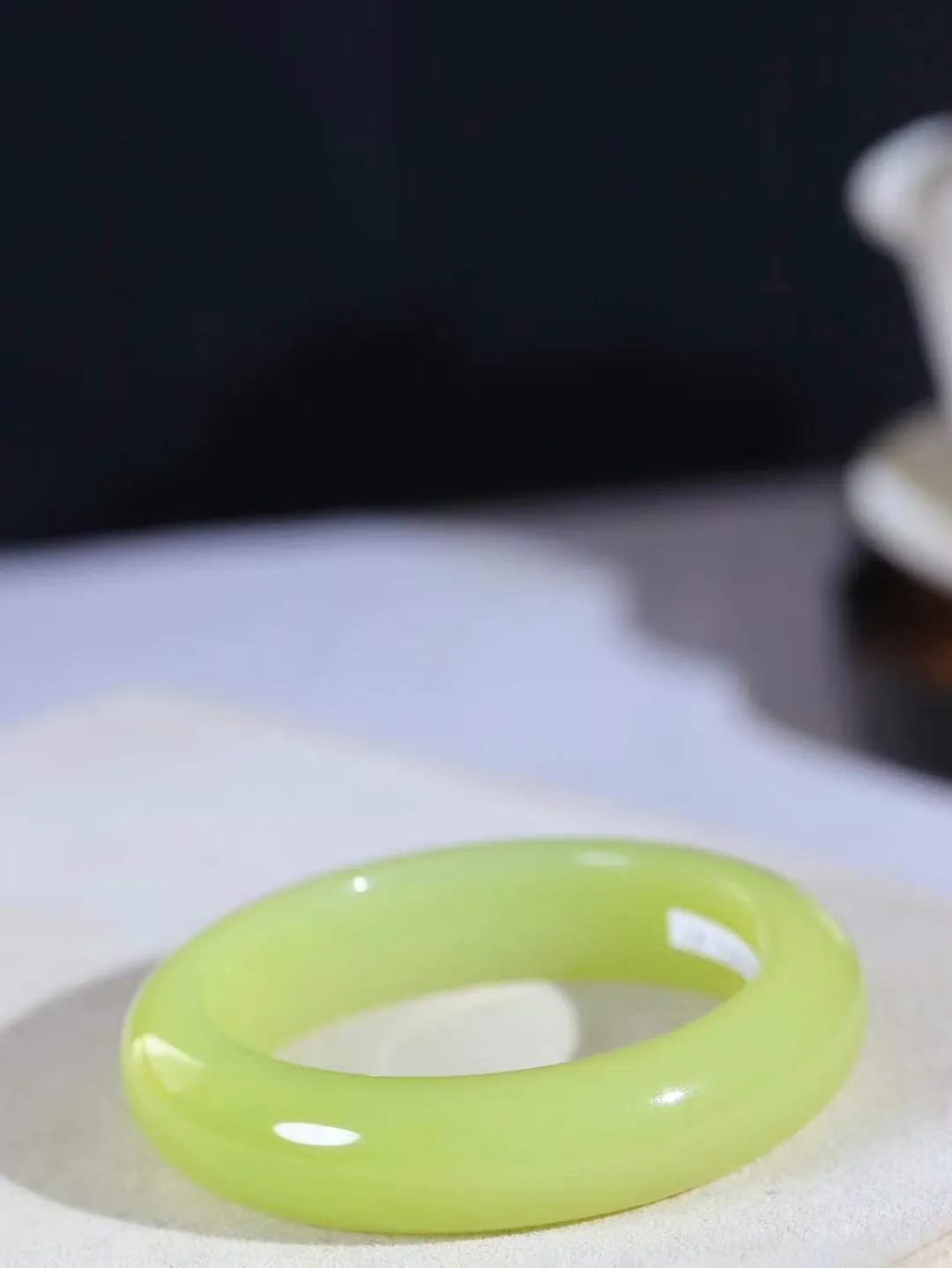 （一见倾心.手镯）

典藏级臻品️和田玉黄口手镯，玉质温润细腻 油性十足 手感舒适，高华雅逸，线条