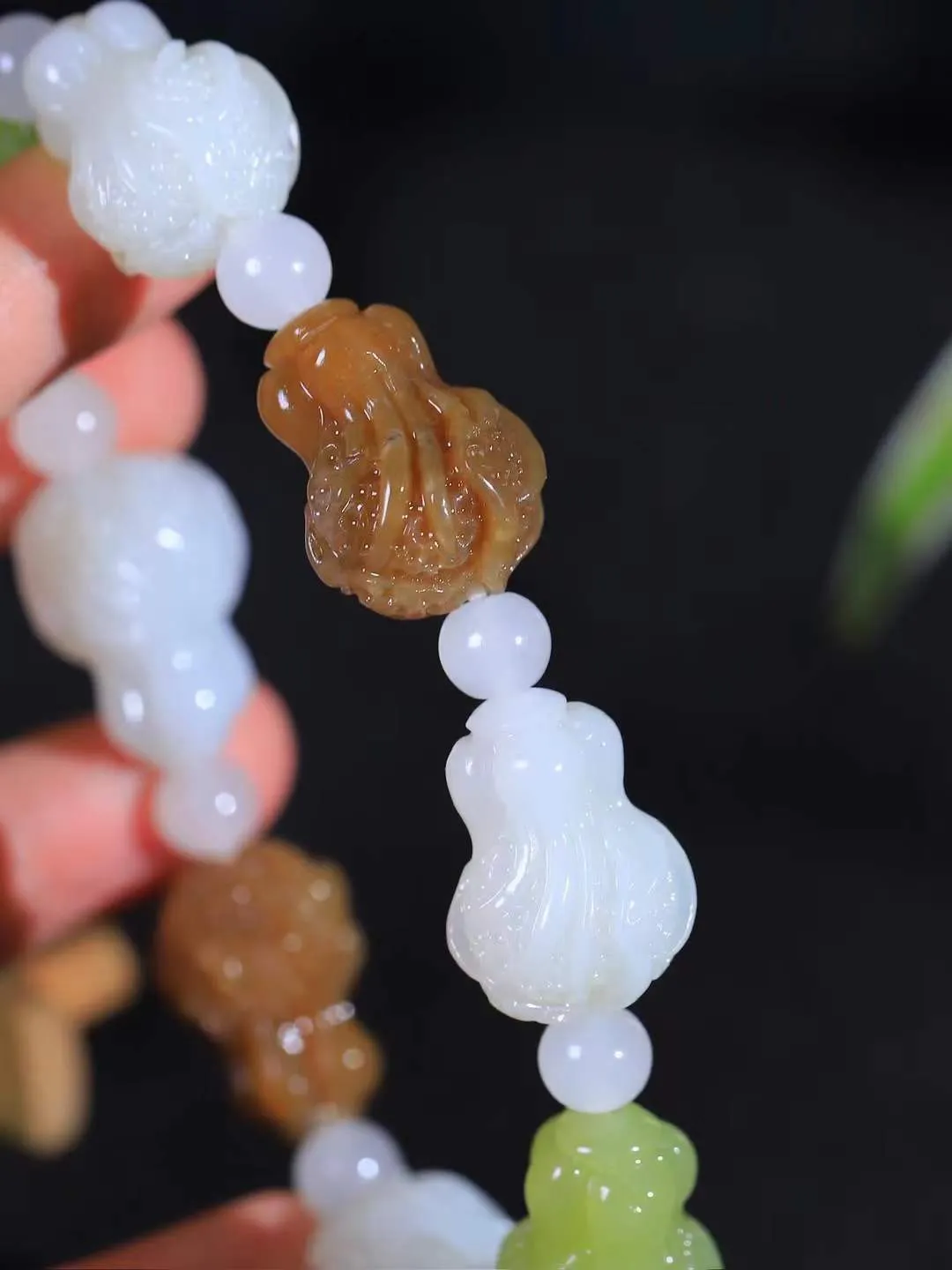 【百财聚来·手串】

精品和田玉三色白菜手串，玉质温润细腻，手感上佳，精工雕琢白菜，造型精致，根茎叶片无不生动细腻，令人爱不释手，工艺精湛细腻，富贵吉祥。
重73克   尺寸取一25-18-15.8mm   81120700A