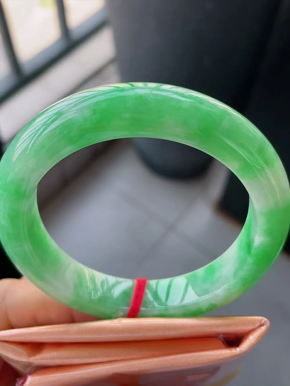 【翡翠名称】老种飘阳绿57正圈口翡翠手镯
【翡翠尺寸】57-12.8-10.6mm适合56-58正圈