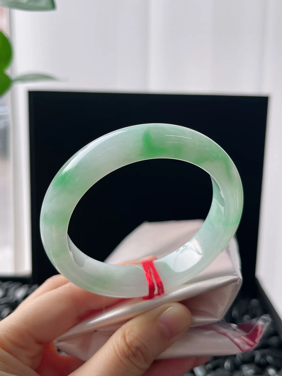 正圈55圈口，翡翠冰糯种淡绿色手镯