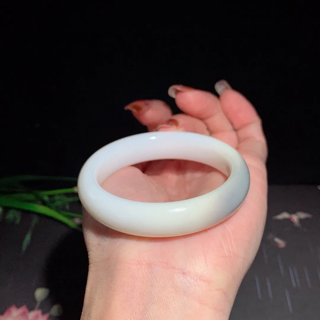 和田玉50.5圈口白玉俏色款手镯！50圈口紫罗兰色，玉质细腻油润 底色纯净 无裂无杂 脂粉好，品质好！