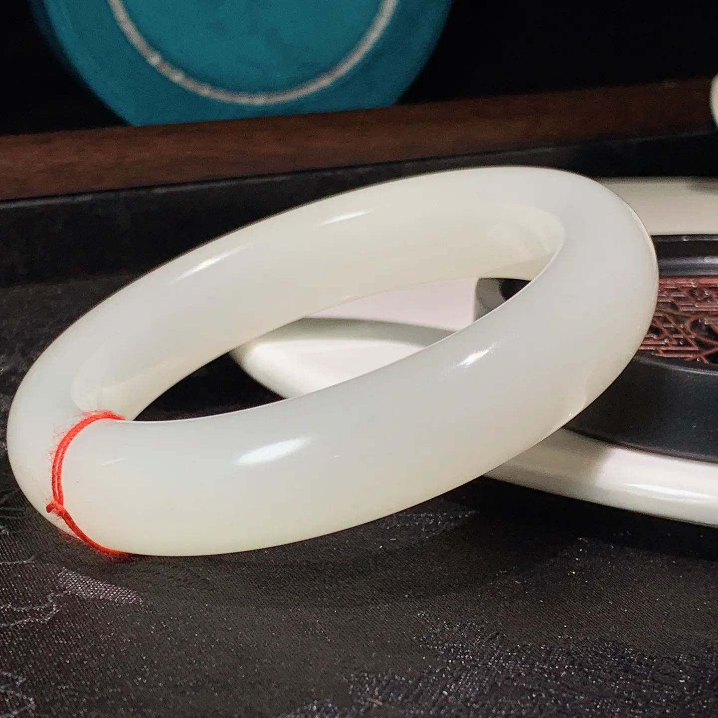 60圈口 和田玉白玉高冰羊脂白手镯。圈口60条宽15厚11重86克。玉质细腻油润。手推出油。佩戴高端典雅。lt251207