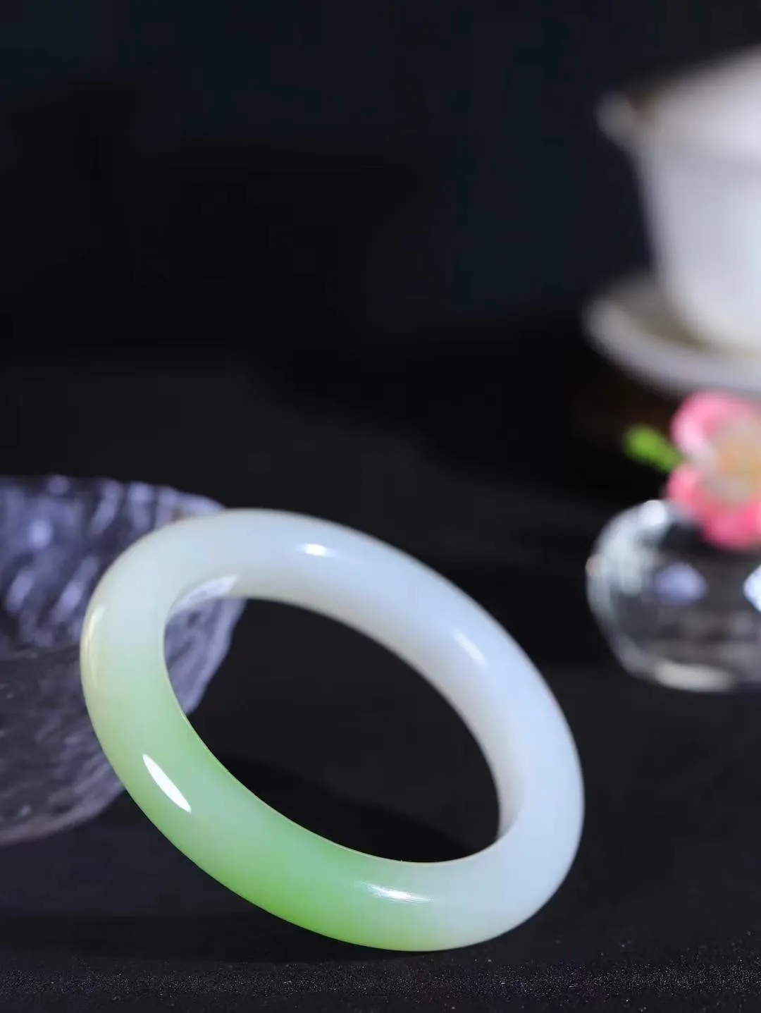 【翠色怡人.手镯】

让开让开[吃瓜]重器来了～️️
好久没见过这么白底色的翠青手镯[吃瓜]
同料所出，翠白分明，翠色青翠鲜艳，白肉干净纯正。收藏传家臻品。重61.8克  尺寸54.5-12-10.2mm  FDT-45120776