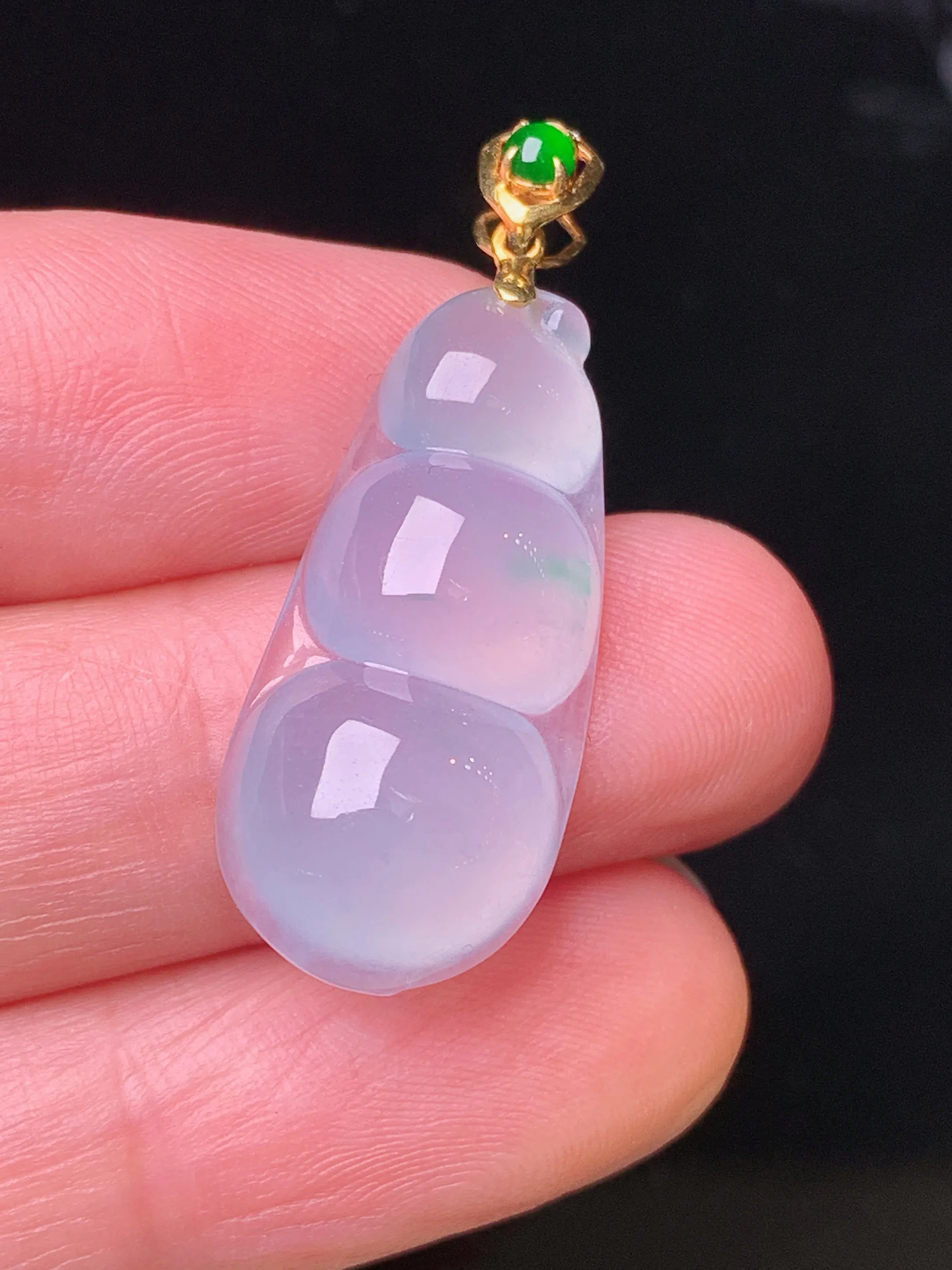 18k金镶嵌冰种四季豆吊坠 玉质细腻 水润亮眼 色泽艳丽 整体尺寸33.8*12*6.2