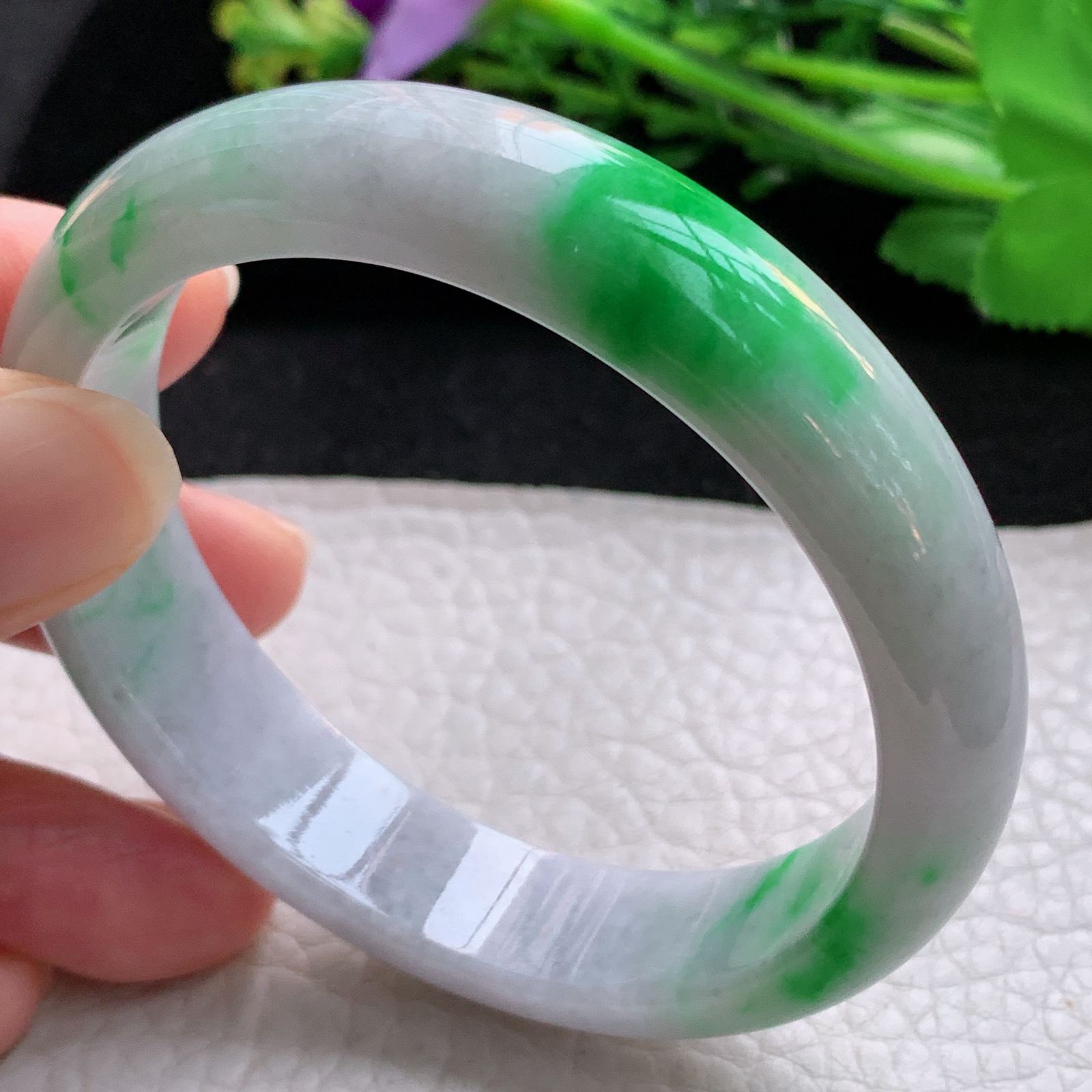 js自然光55*51*13.5*7.2贵妃镯 翡翠a货玉手镯飘阳绿蛋形宽边玉手环
