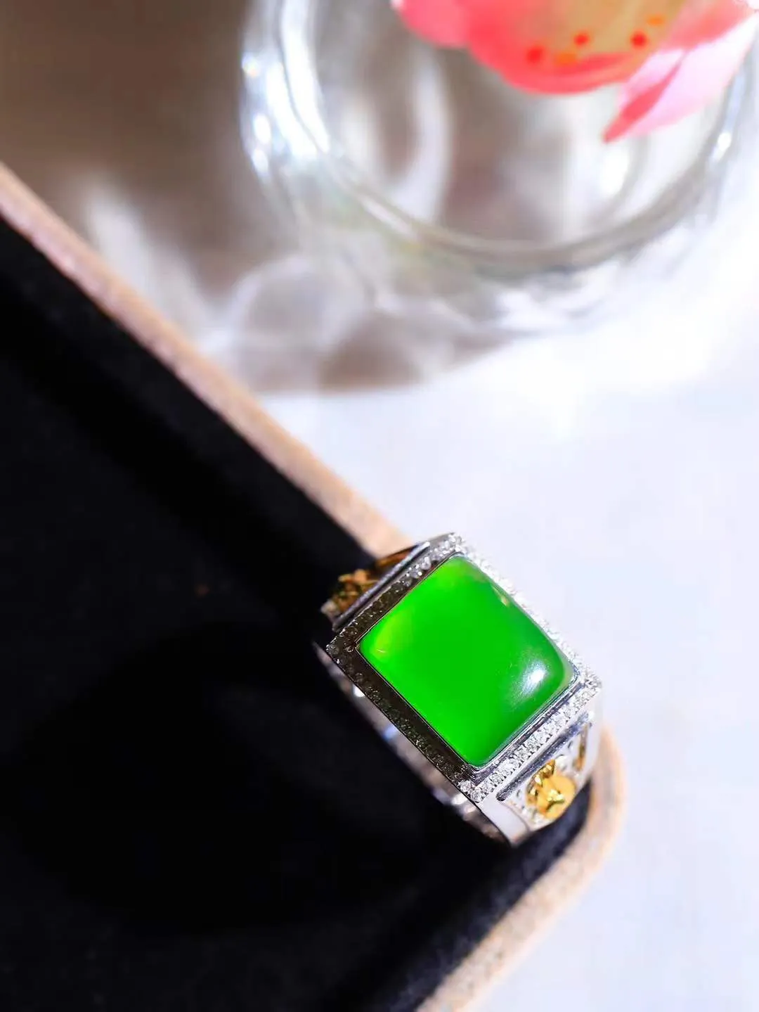 【金镶玉.戒指】

精品和田玉碧玉18k金戒指 玉质细腻温润 油性十足 ，不论时光如何流转变化，这枚