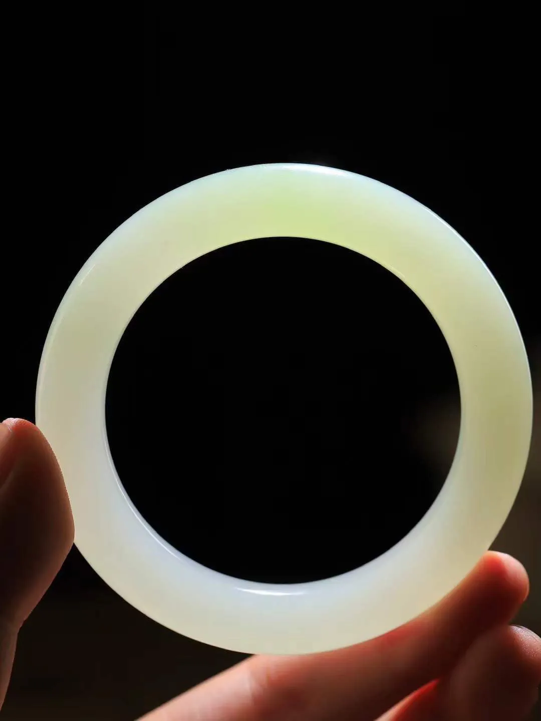 【翠色怡人.手镯】

收藏级臻品和田玉翠青手镯，精品超级美镯，玉质细腻饱满，️温润脂香，仙雾缥缈，怡静如画，意蕴十足～，戴于腕间，神秘与高贵并存，给人以出尘的风雅，优美脱俗，气质非凡。重67.2克 内径56.5mm尺寸11.5-11mm191152900A