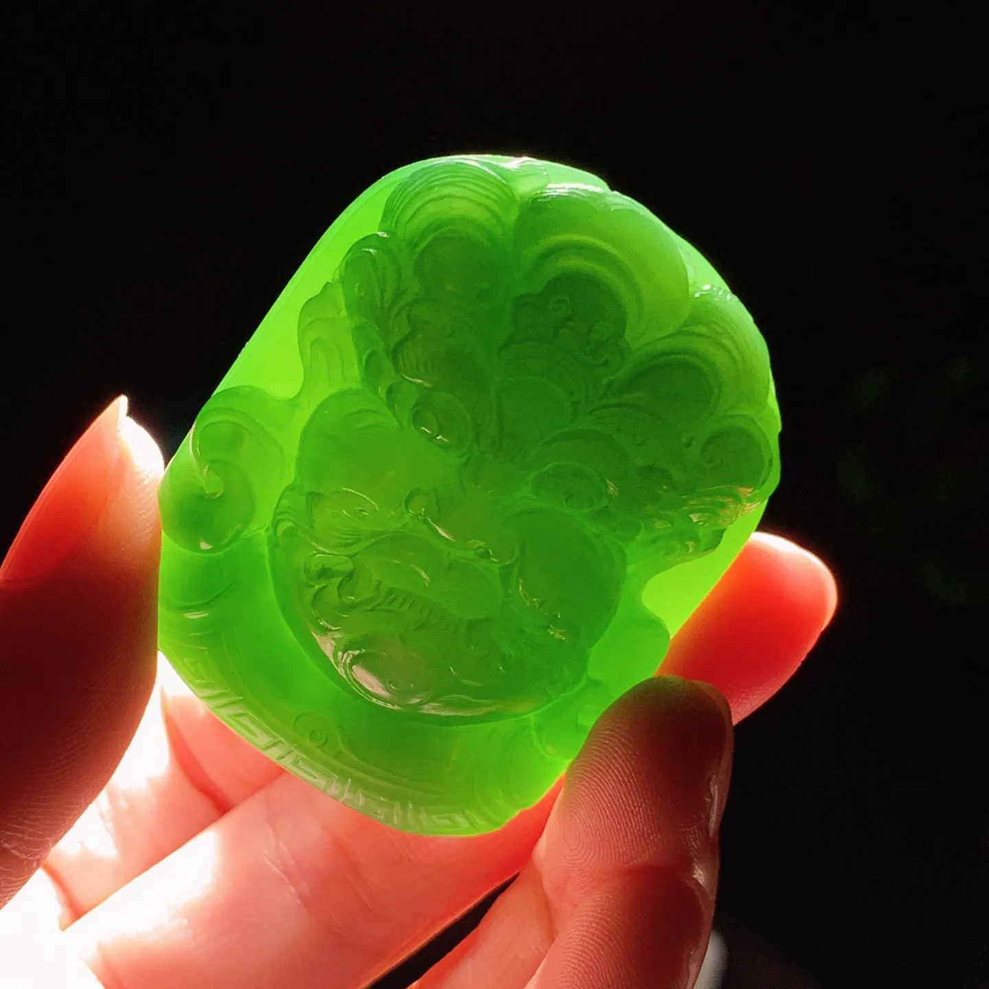 和田玉阳绿猫眼俄罗斯碧玉不动明王头挂件。尺寸49:38/16重59克。玉质细腻油润。手推出油。佩戴高端典雅。lt251206