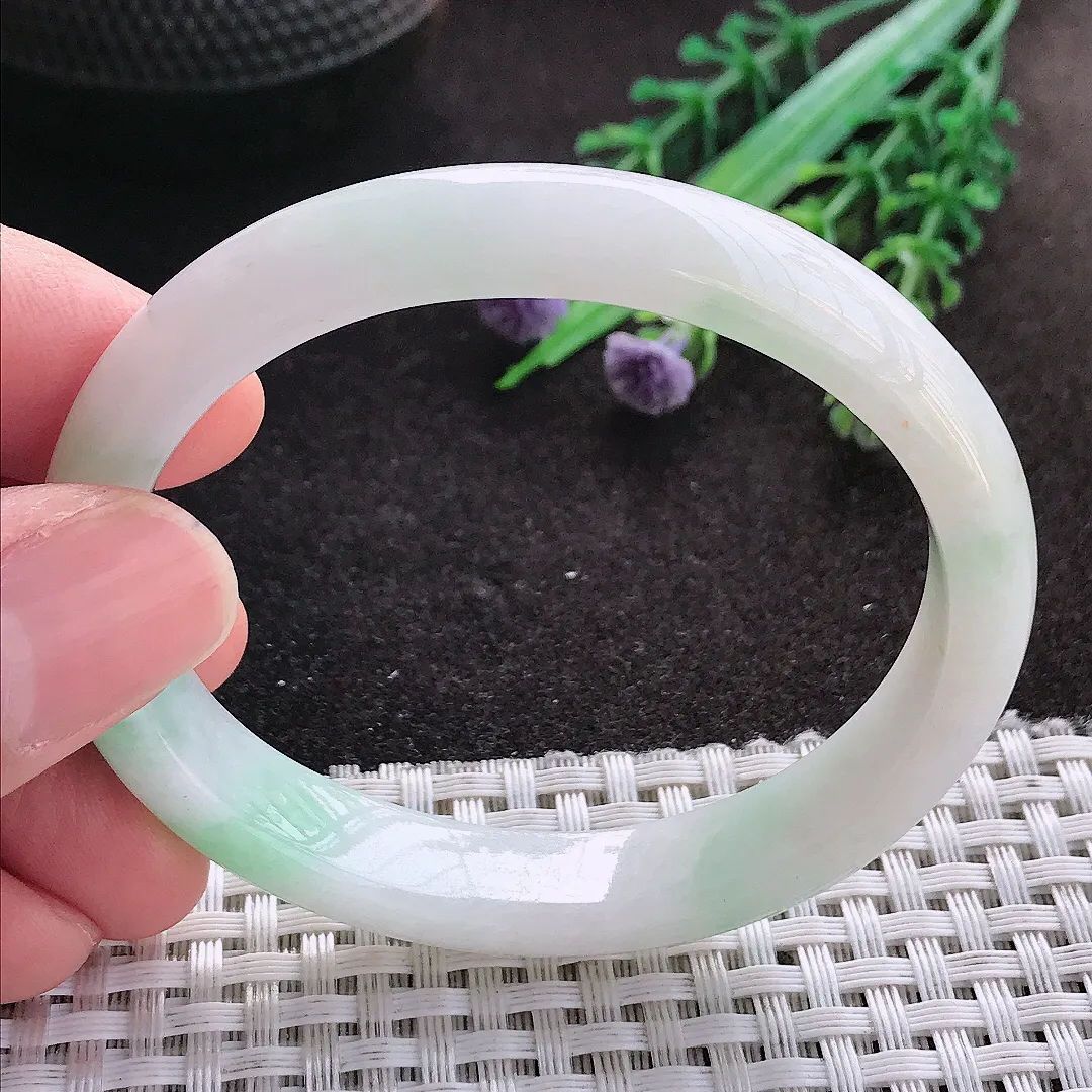 天然A货翡翠54/47.5/10.7/7老坑秀气冰润飘绿贵妃手镯玉镯