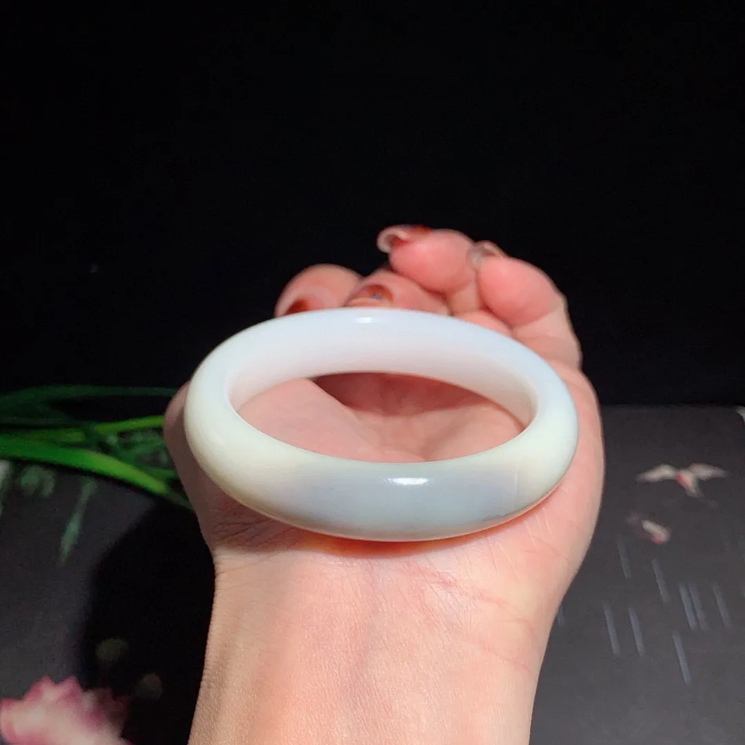 和田玉50.5圈口白玉俏色款手镯！50圈口紫罗兰色，玉质细腻油润 底色纯净 无裂无杂 脂粉好，品质好