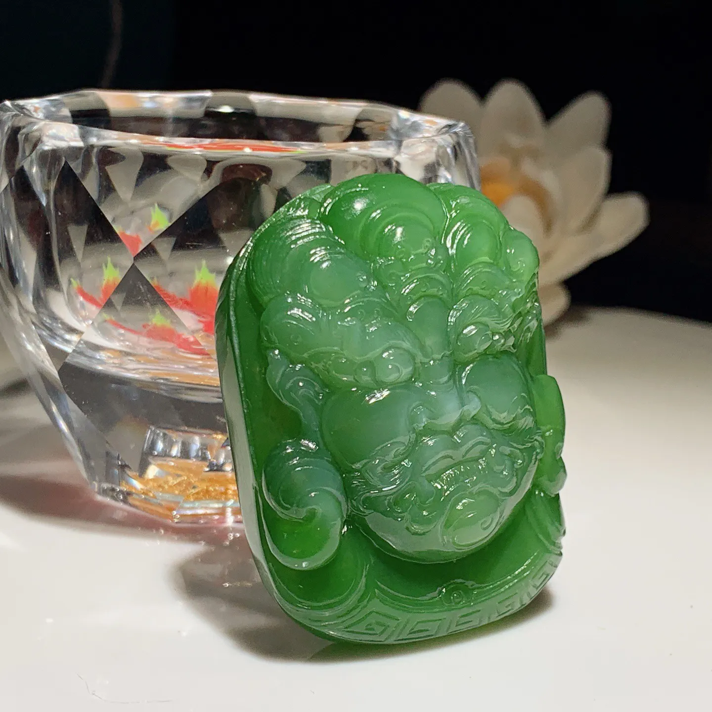 和田玉阳绿猫眼俄罗斯碧玉不动明王头挂件。尺寸49:38/16重59克。玉质细腻油润。手推出油。佩戴高端典雅。lt251206