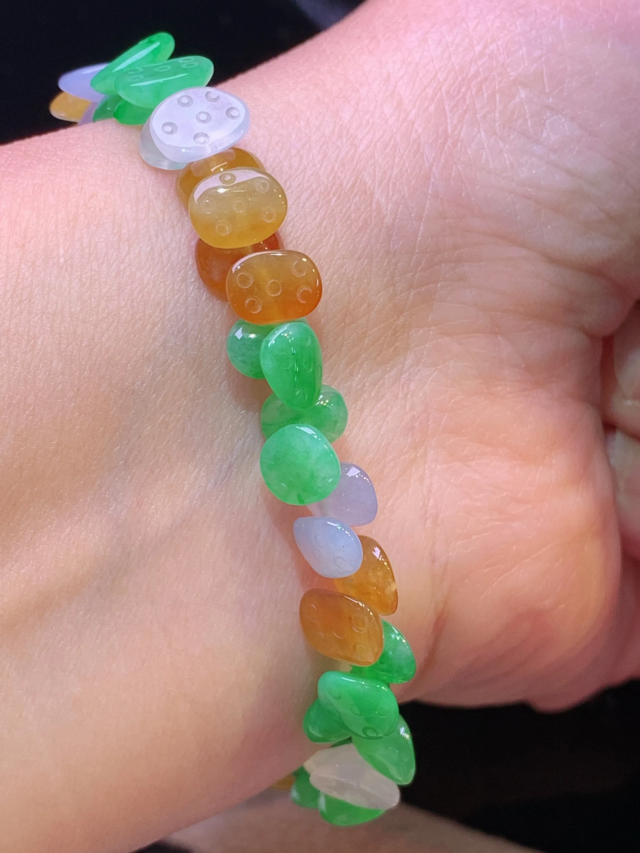 多彩莲蓬手链 玉质细腻 水润亮眼 色泽艳丽 整体尺寸7.8*5.5*3