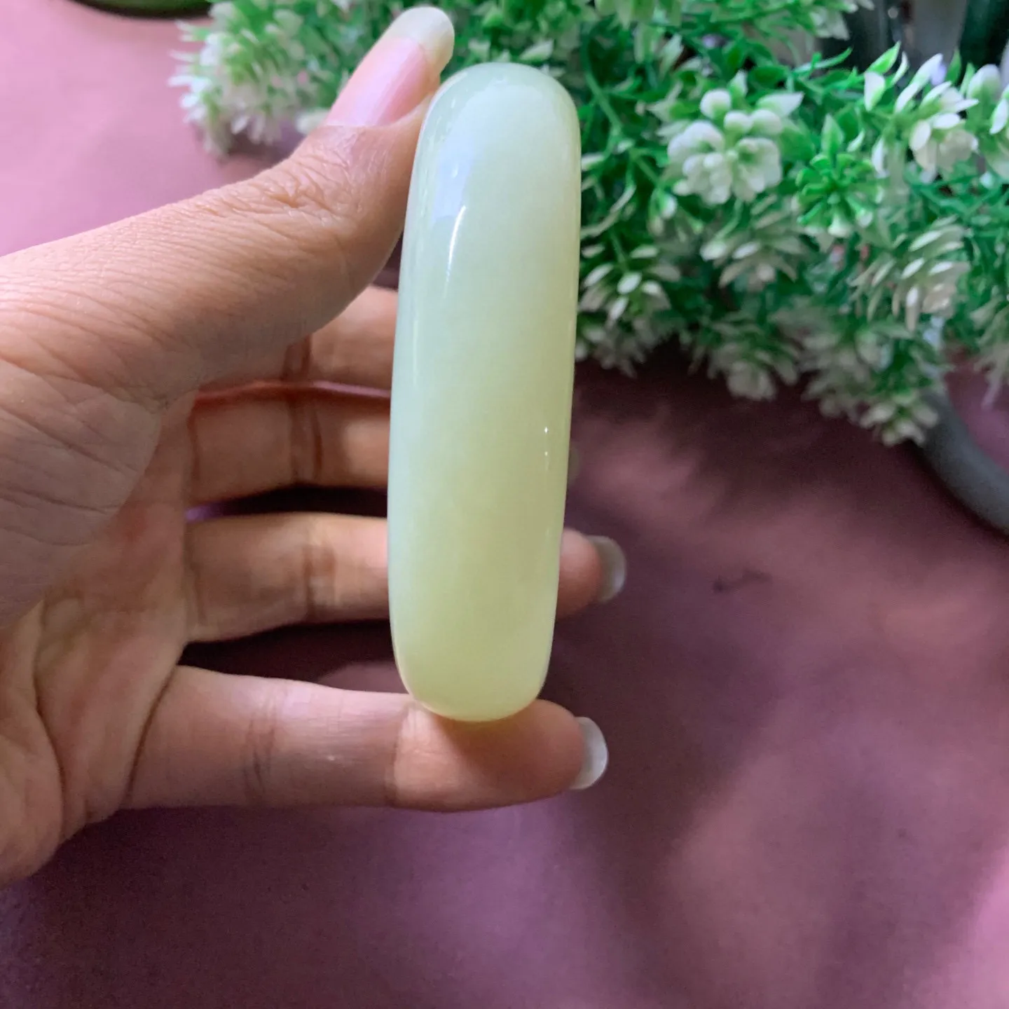 62.6圈口和田玉黄口料手镯【挽间柔情】，碧玉美人条手镯，镯型古朴典雅。在诗情画意的雨巷相遇，你是我腕间的一抹风情，有你眸有深情.清风荡漾湖间静水，我愿俯身低眉，在烟波涟漪处寻你