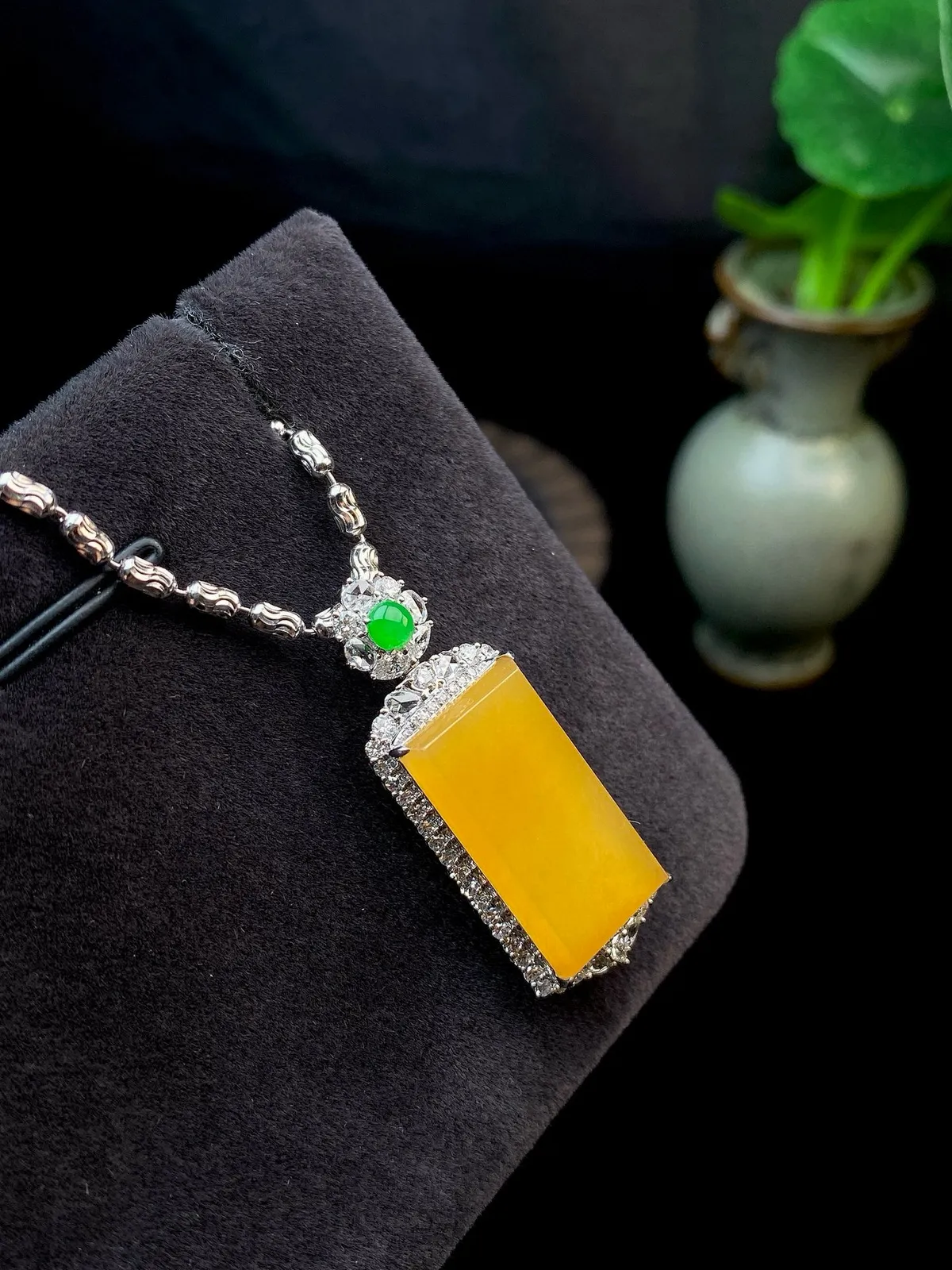 【冰种黄翡无事牌吊坠】质地细腻，冰润通透，晶莹闪亮。收藏品质，18k金钻镶嵌，裸石尺寸20.1*10