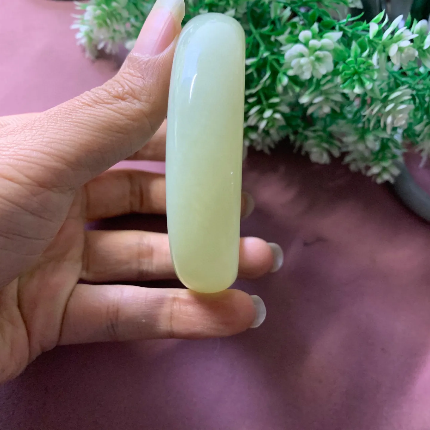 62.6圈口和田玉黄口料手镯【挽间柔情】，碧玉美人条手镯，镯型古朴典雅。在诗情画意的雨巷相遇，你是我腕间的一抹风情，有你眸有深情.清风荡漾湖间静水，我愿俯身低眉，在烟波涟漪处寻你