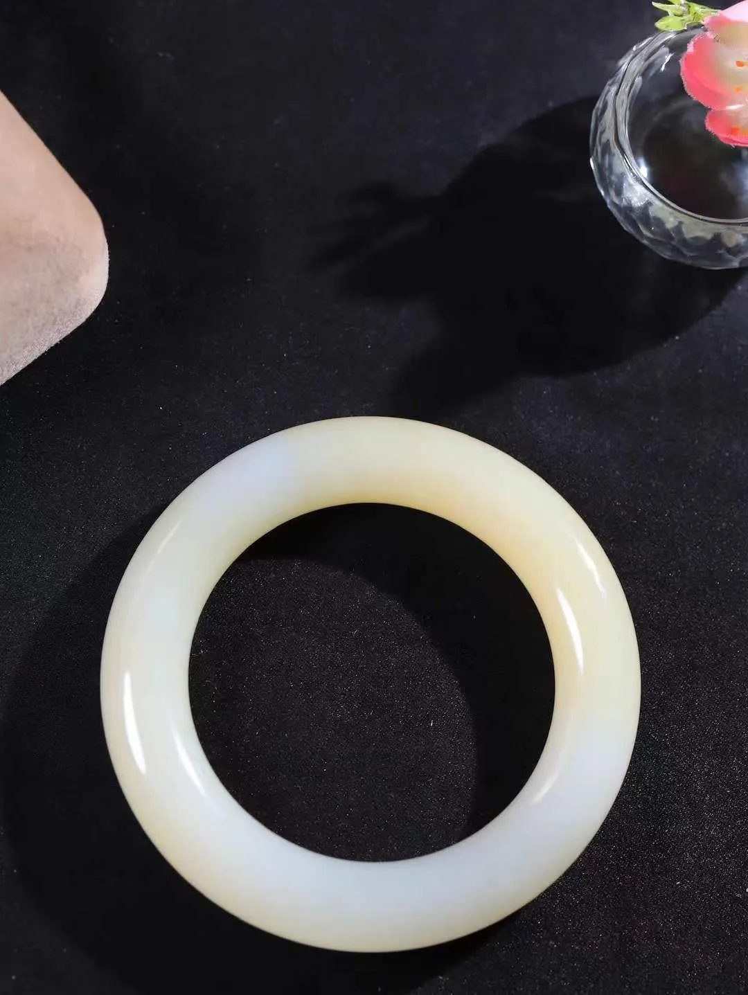 【一见钟情·手镯】

精品和田玉糖白玉圆条手镯。镯型饱满，温润细腻，脂润沁香。️执一卷书，沏一盏茶，着一袭裙，戴一只镯。淡淡浅笺，素心若兰，静赏玉中诗画。悠悠岁月，芊手轻摘，盛满诗样芳华。
重81克   内径圈口54.5mm 尺寸12.3-12.7mm  FDT-72126741