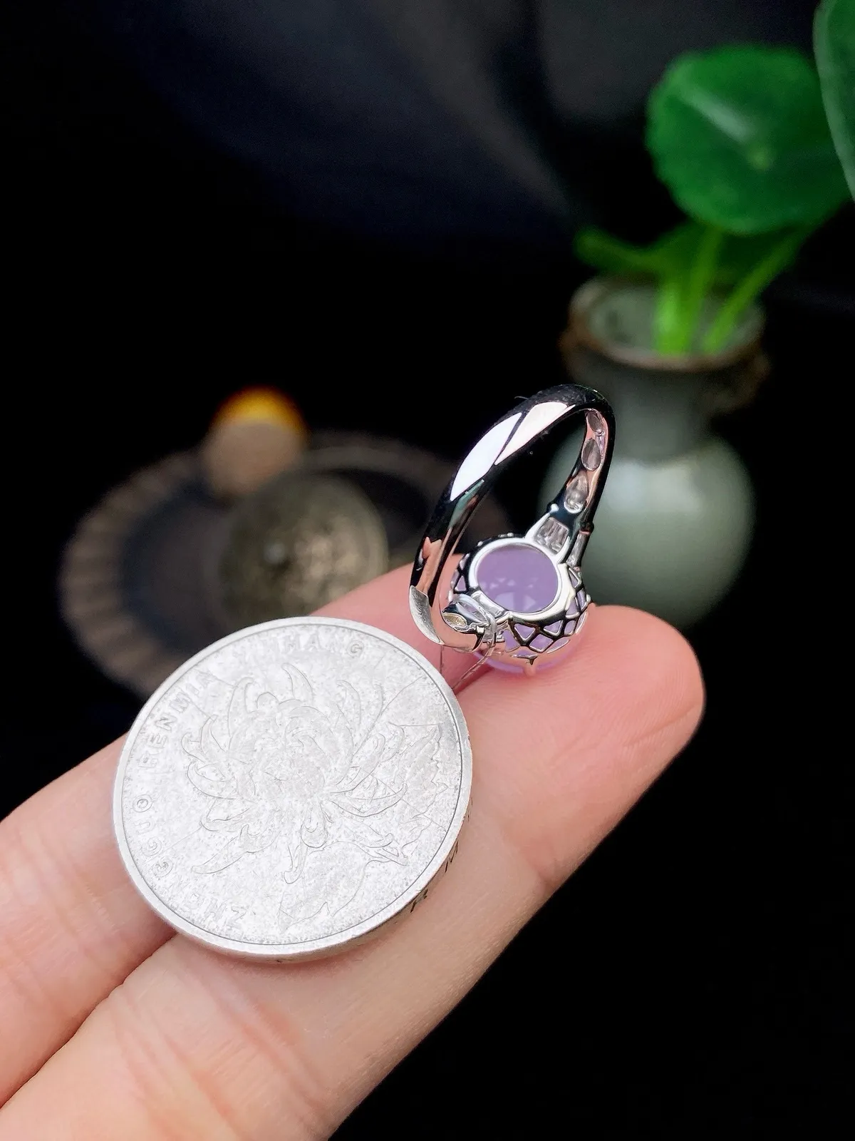 【冰种紫蛋面戒指】饱满度很好，无纹无裂，晶莹剔透，18k金钻镶嵌，裸石尺寸10.6*10*5毫米