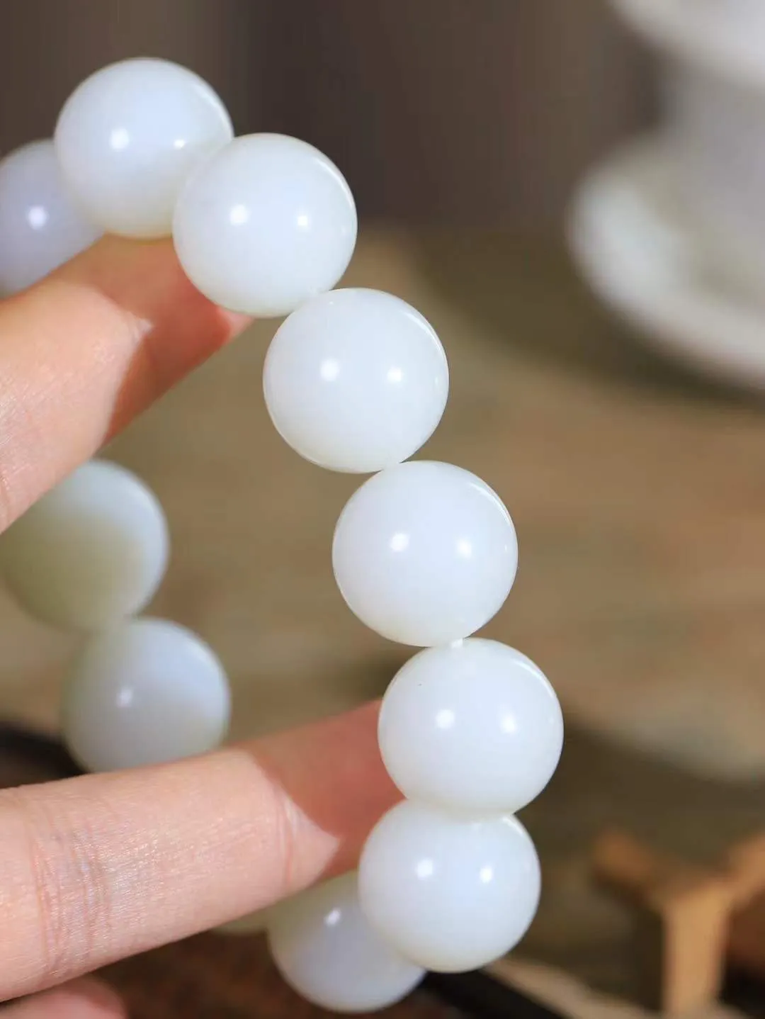 【珠圆玉润.手串】

精品️和田玉白玉珠圆玉润手串 玉质温润细腻  整串打磨圆润，佩戴舒适。珠珠落玉盘，间关莺语花底滑，一生美好时光，无论身在何处，都有它相伴相守。事事顺遂，幸福美满，吉祥如意。重108.5克 尺寸取一18mm  FDA-22120733