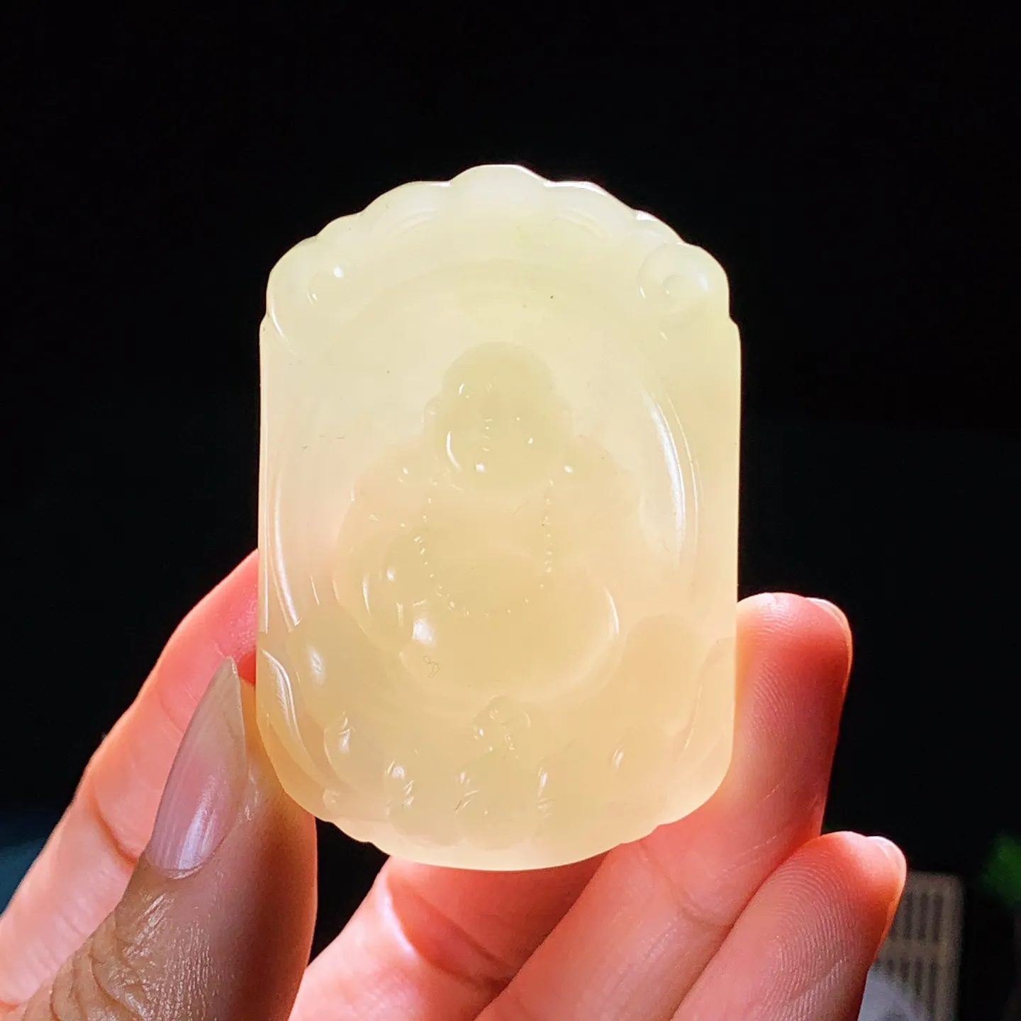 和田玉若羌黄口料佛引福来挂件。尺寸52/36/8重32.6克。玉质细腻油润。手推出油。佩戴高端典雅。lt251207