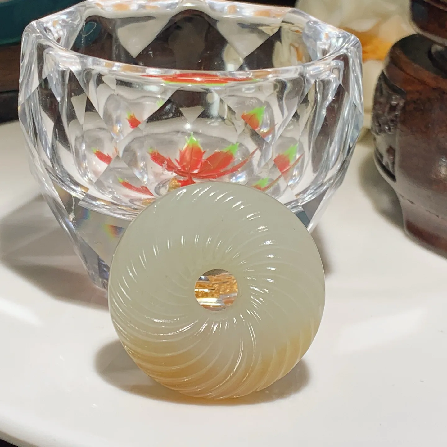 新疆和田玉且末糖绞丝纹平安扣挂件。尺寸35/10重20克。玉质细腻油润。手推出油。佩戴高端典雅。lt251207