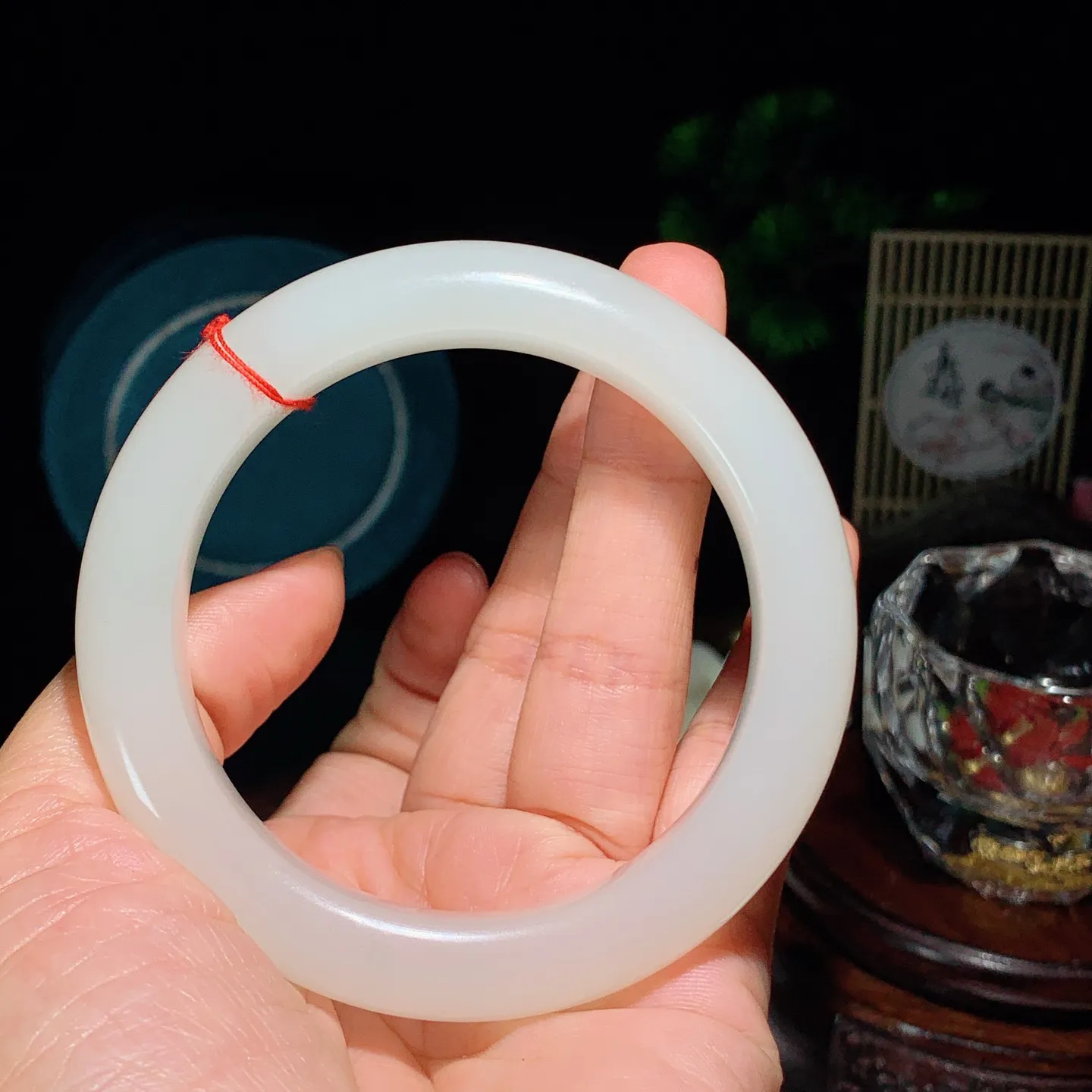 60圈口 和田玉白玉高冰羊脂白手镯。圈口60条宽15厚11重86克。玉质细腻油润。手推出油。佩戴高端典雅。lt251207