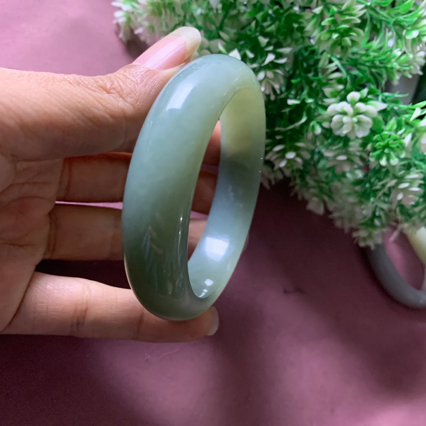 60圈口和田玉且末蓝手镯【挽间柔情】，镯型古朴典雅。在诗情画意的雨巷相遇，你是我腕间的一抹风情，有你