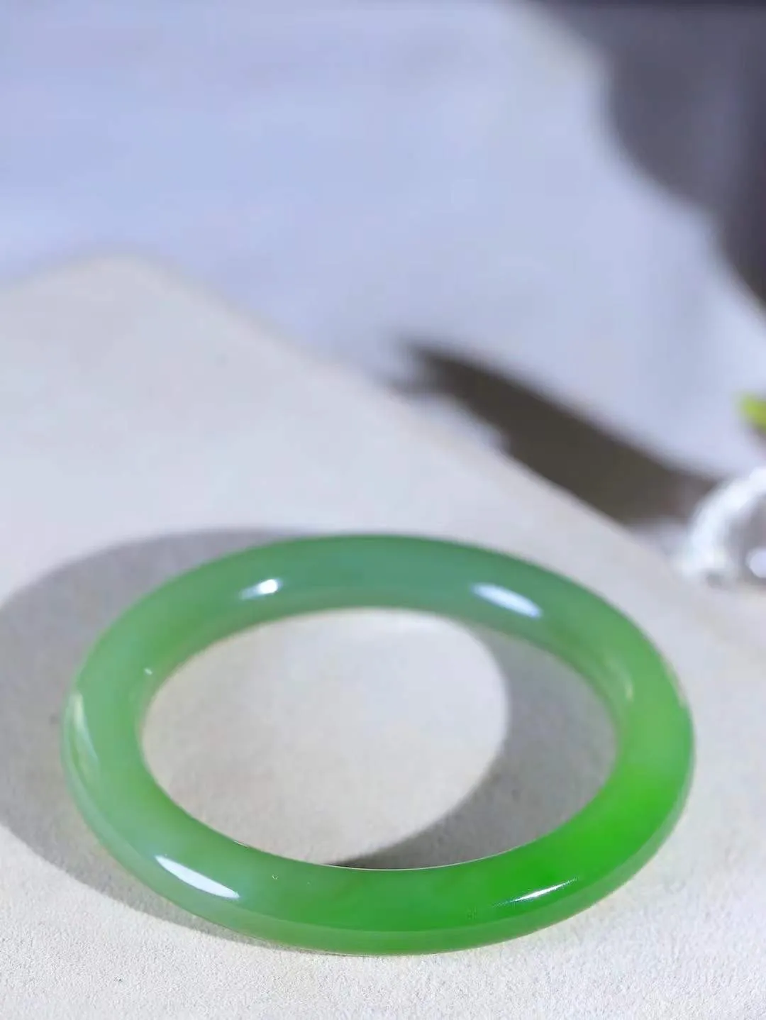 【碧波流转·手镯】

精品和田玉碧玉圆条手镯，玉质细腻温润，手感舒适，️线条流畅，简约大气，美自天成，佩戴于腕间，婉约之美，举手投足间透出那份低调奢华，醉人心扉。
重55.6克 内径圈口58.5mm 尺寸10-10.2mm  FDT-65120733