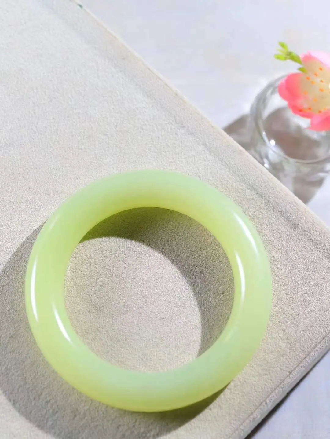 【玉佳人·手镯】

收藏级臻品️和田玉黄口手镯 ，玉质细腻油润，做工细致精美，端庄素雅，亭亭玉立，芊芊素手。芊芊素手，怎能忘镯？秀美条，更显婀娜。内径55.5mm 尺寸12.3-12.3mm重78.5克 69120784T