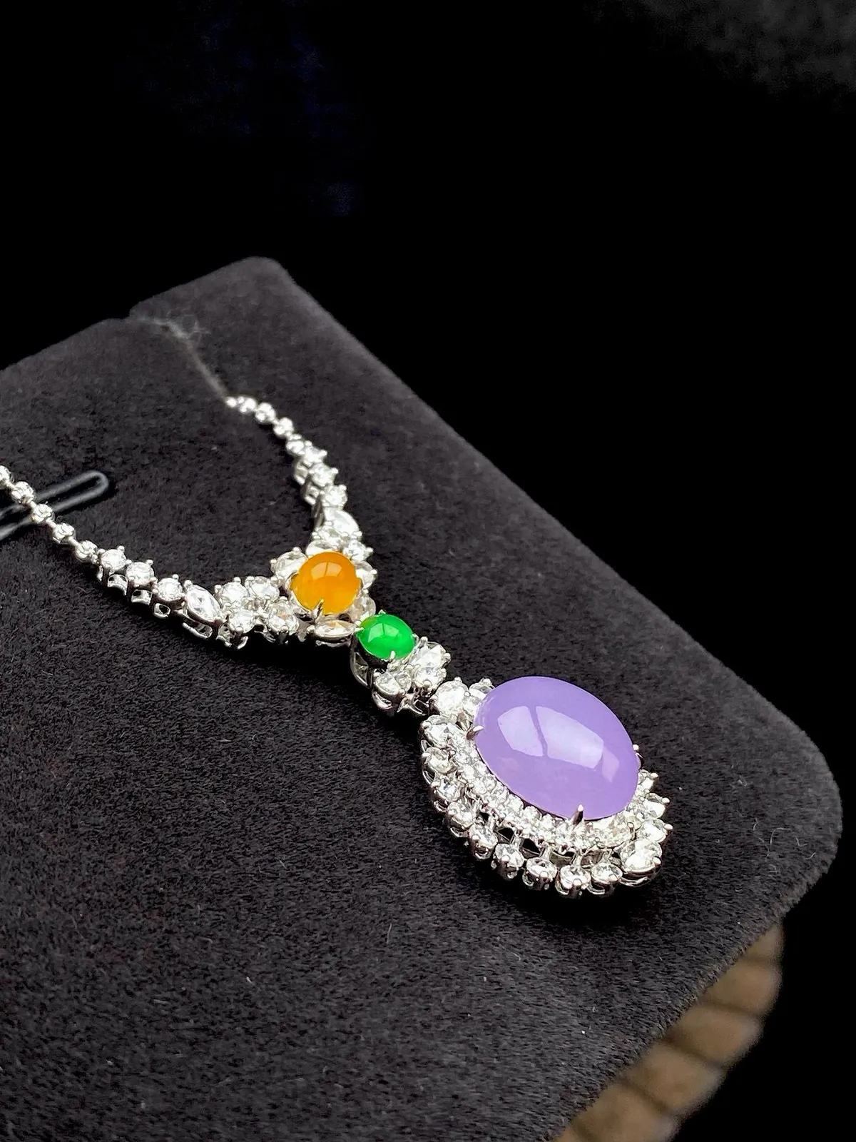 【冰种紫蛋面吊坠】质地细腻，饱满度很好，晶莹剔透，18k金钻镶嵌，裸石尺寸10.8*8.8*4.1毫