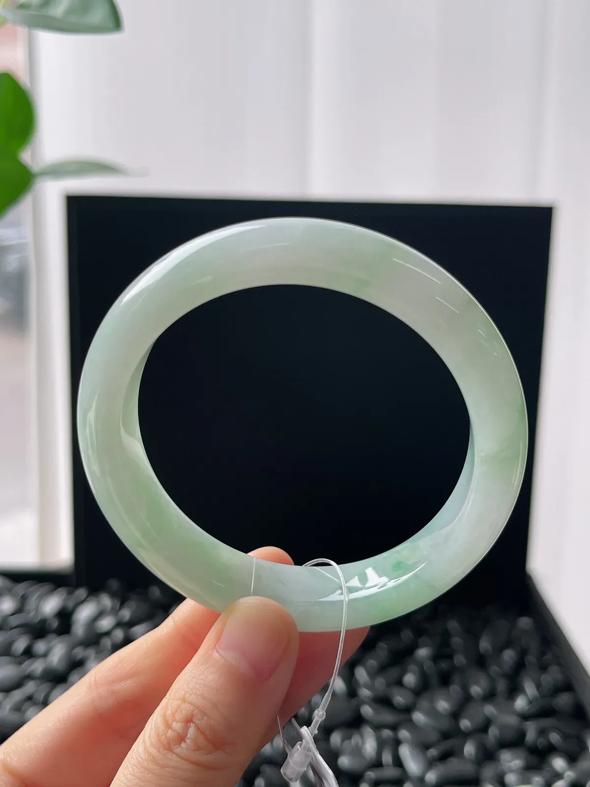 正圈55圈口，翡翠冰糯浅绿色手镯