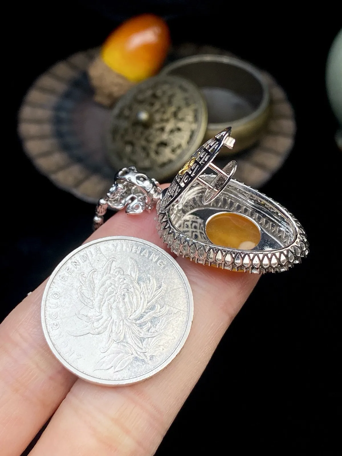 【冰种黄翡叶子】金枝玉叶，质地细腻，冰润透亮，光泽出众，18k金钻镶嵌，裸石尺寸23*15.3*3.7毫米