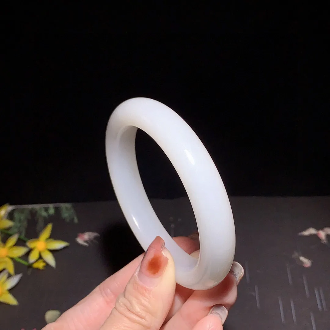 和田玉64圈口白玉手镯！玉质细腻油润 底色纯净 无裂无杂 脂粉好，品质好！