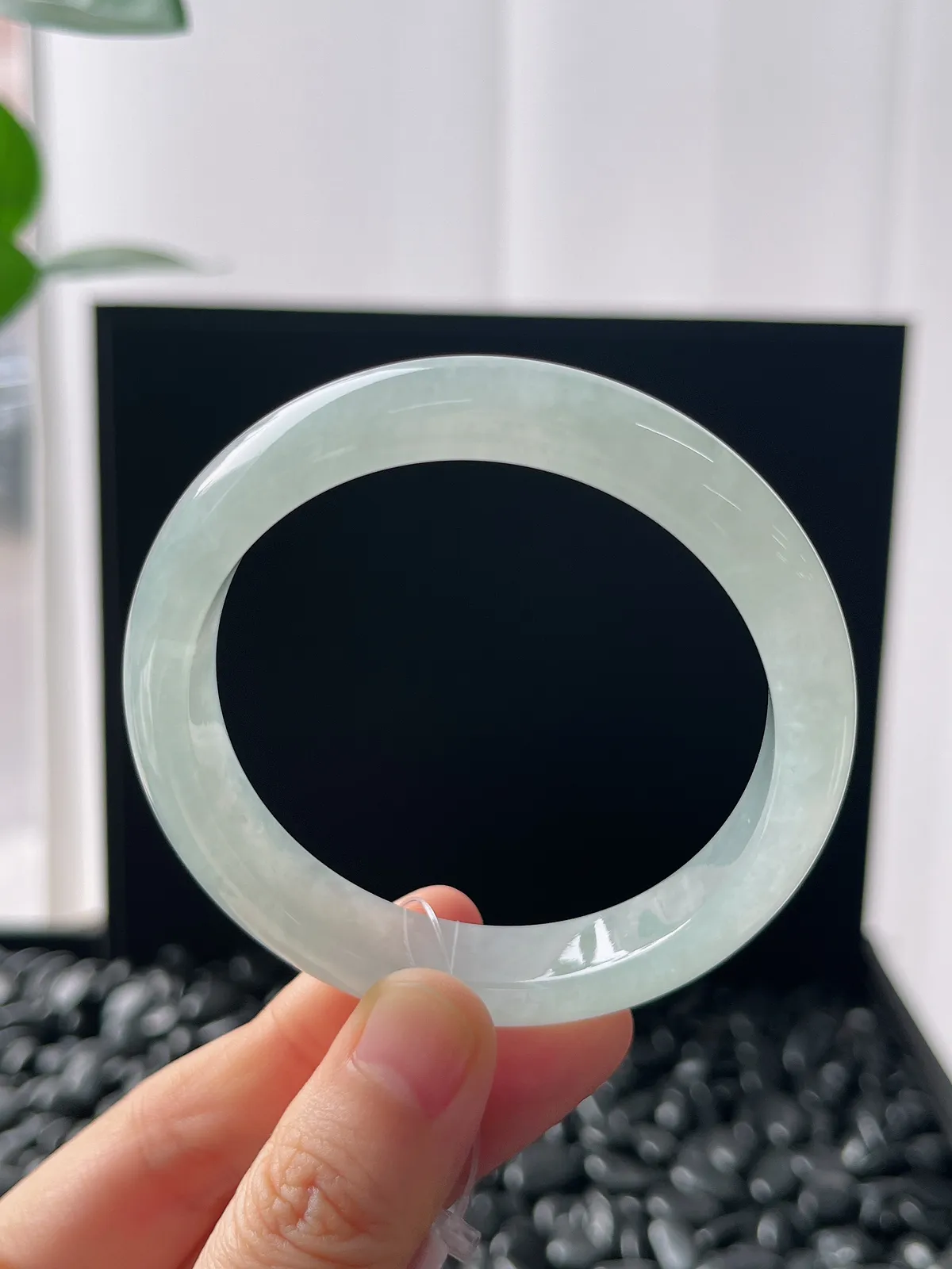 正圈53.5圈口，翡翠冰糯种淡绿色手镯