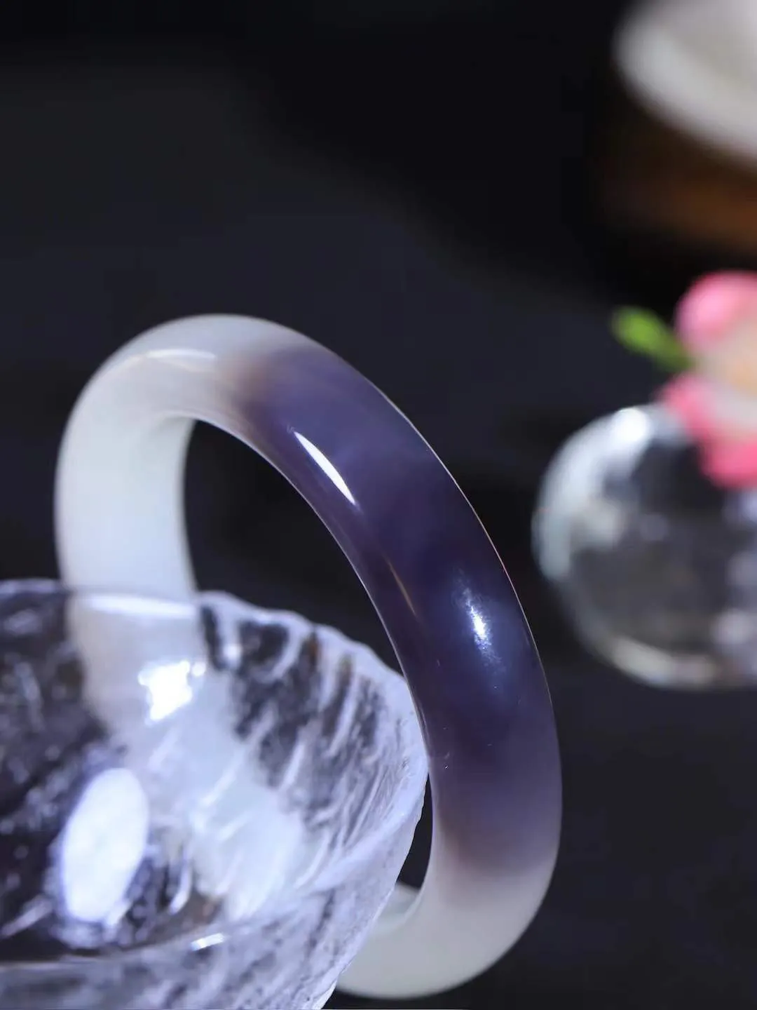 【婉约佳人.手镯】

收藏级和田玉烟紫白双色手镯 玉质温润细腻 油性十足 手感舒适，高华雅逸，线条流畅，简约大气，美自天成，素雅高贵。佩戴于腕间，婉约之美，举手投足间透出那份低调奢华。重61.4克 内径54mm尺寸13.3-9.3mm   FDT-58123731