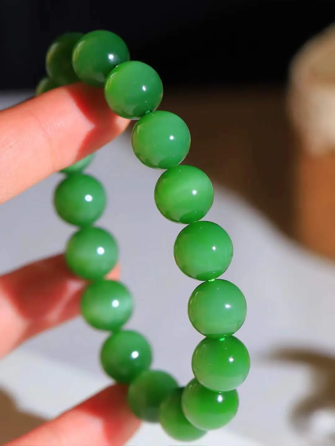 【珠圆玉润.手串】

收藏级臻品️和田玉碧玉猫眼珠圆玉润手串 玉质温润细腻  整串打磨圆润，佩戴舒适。珠珠落玉盘，间关莺语花底滑，一生美好时光，无论身在何处，都有它相伴相守。事事顺遂，幸福美满，吉祥如意。重46克 尺寸取一11.8mm FDT-16120713