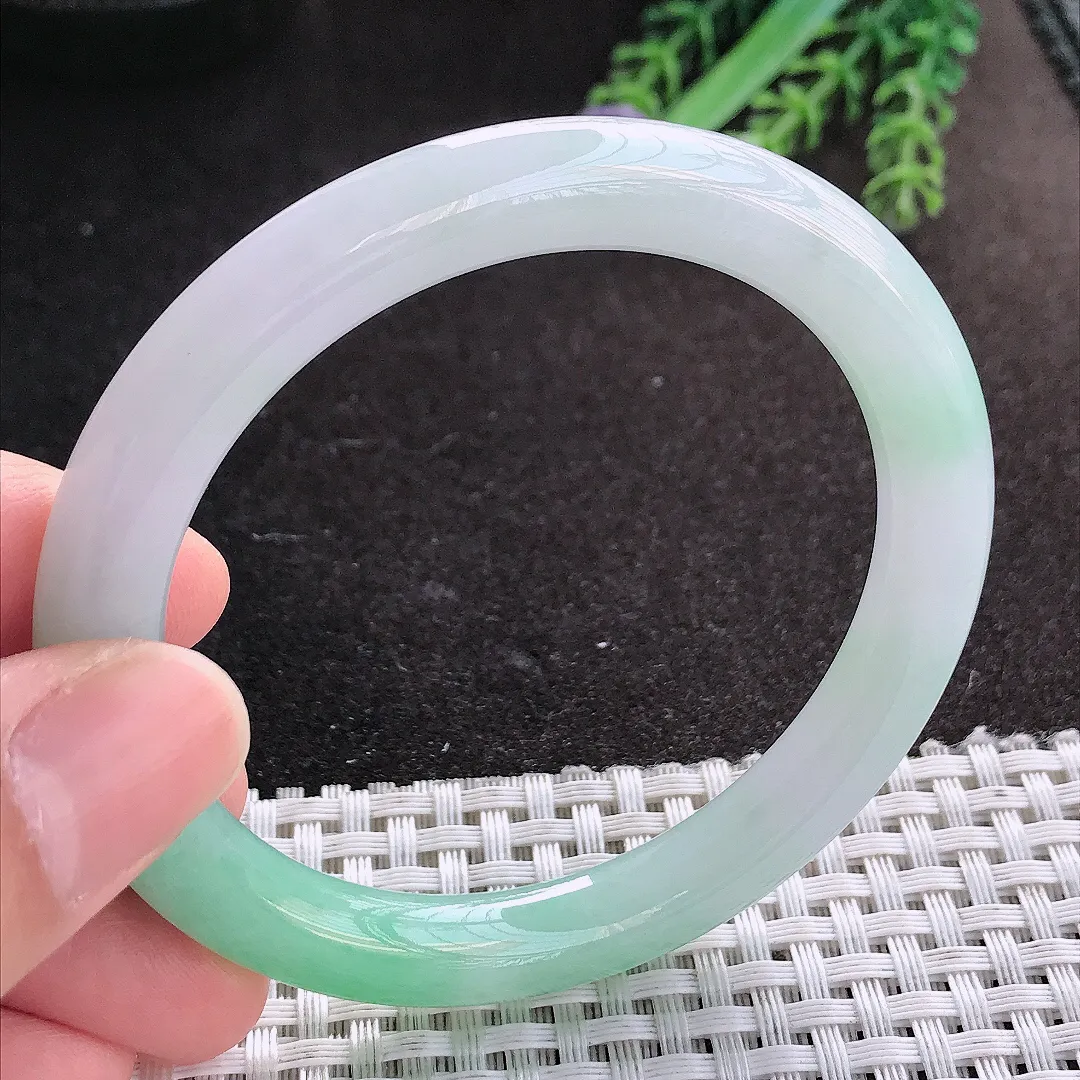 天然A货翡翠56/8.4/8.9老坑冰胶水灵飘绿圆条手镯玉镯