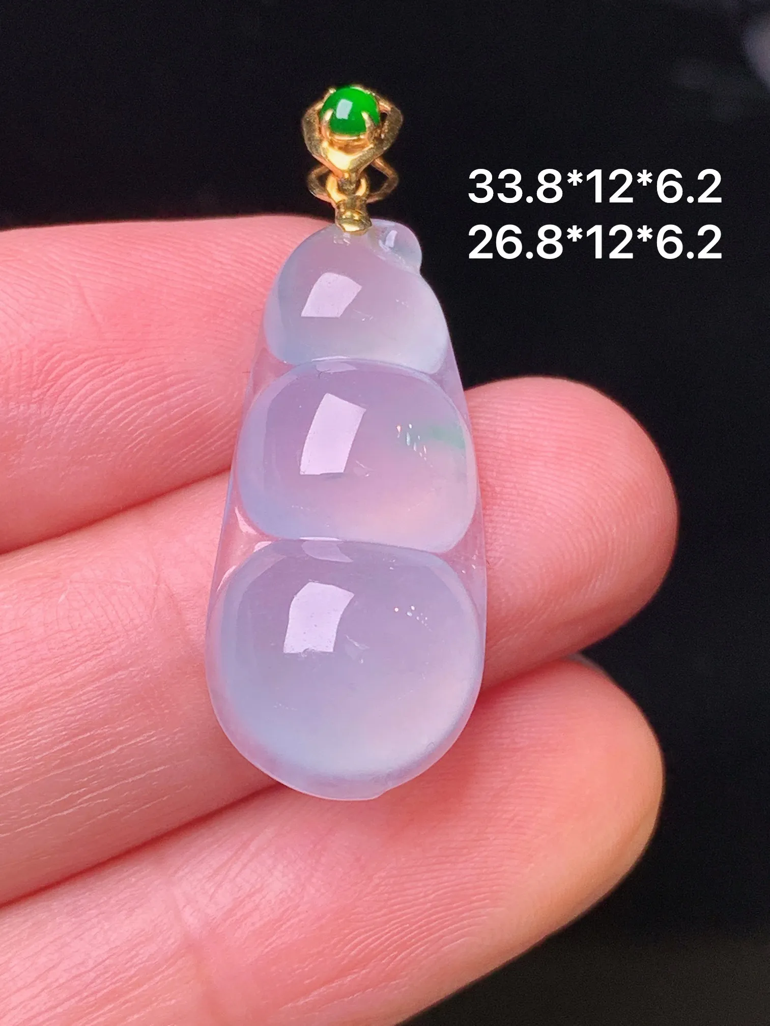 18k金镶嵌冰种四季豆吊坠 玉质细腻 水润亮眼 色泽艳丽 整体尺寸33.8*12*6.2